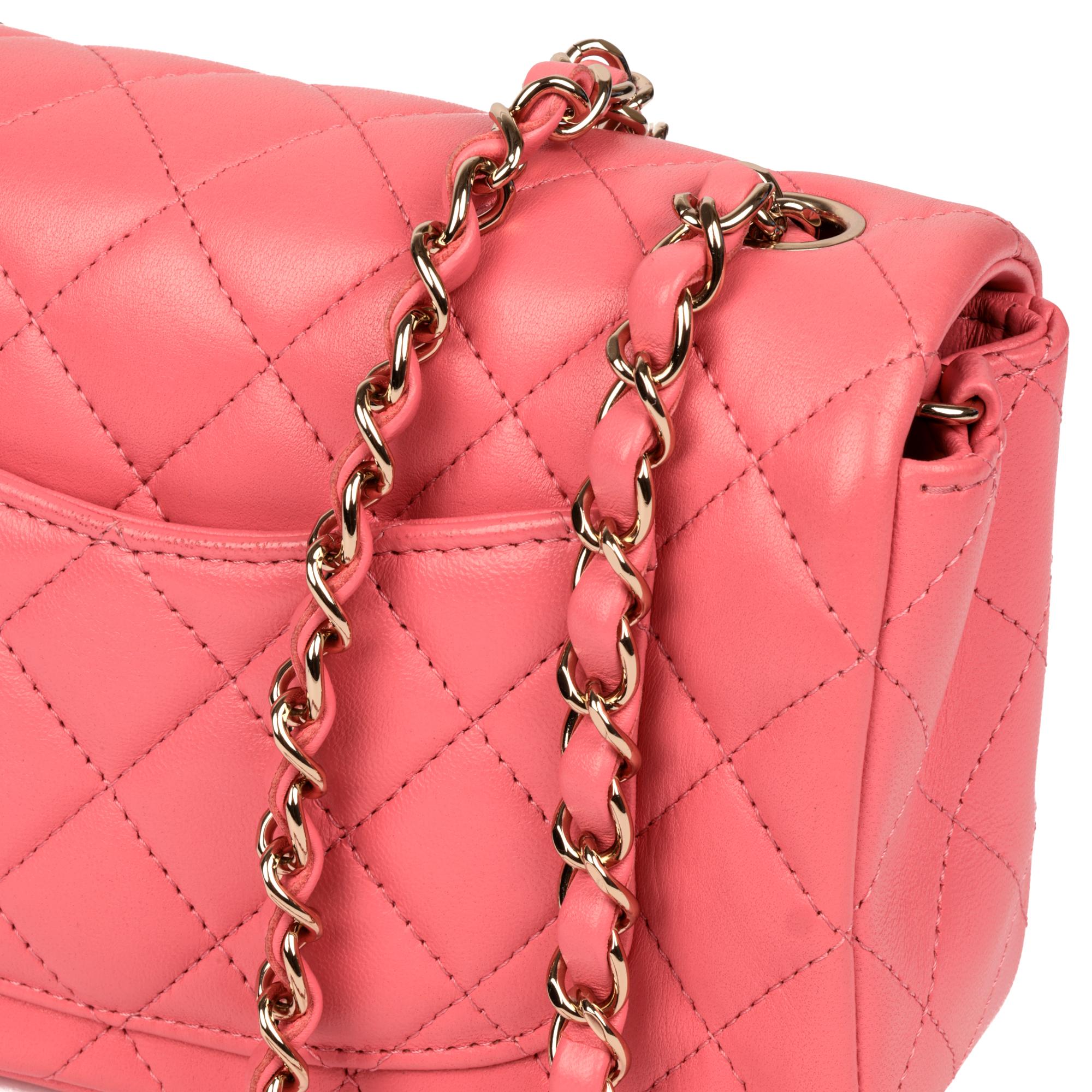 Chanel - Mini sac à rabat rectangulaire en cuir d'agneau matelassé rose en vente 3