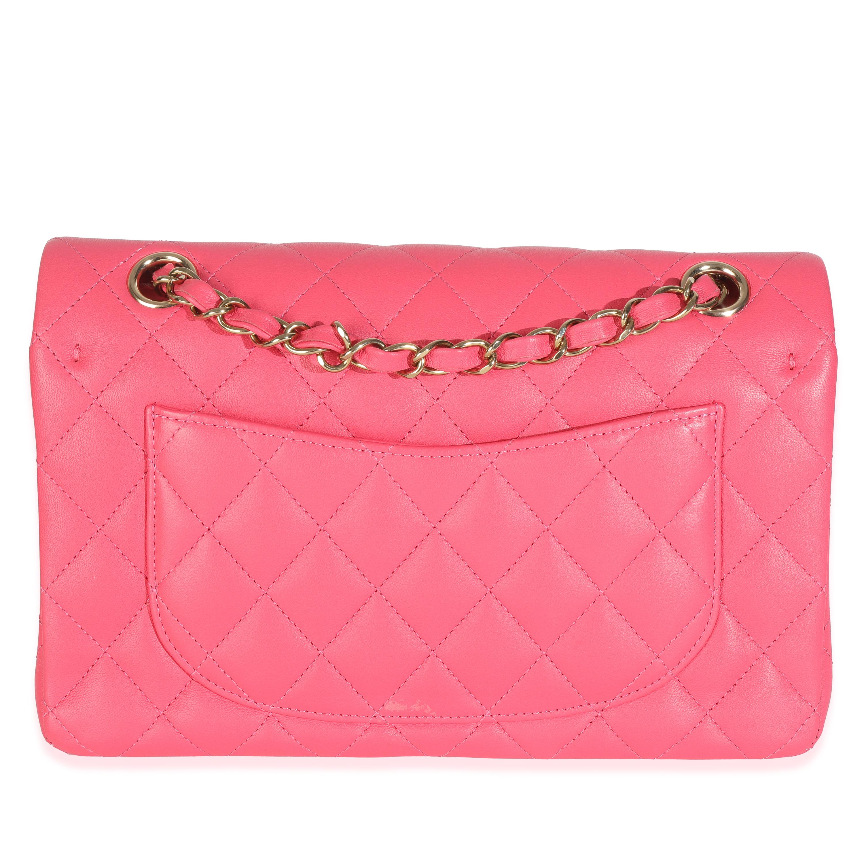 Titolo dell'elenco: Chanel rosa trapuntata in pelle d'agnello piccola classica con doppia patta
SKU: Z148636
MSRP: 10900.00 USD
Condizioni: Usato 
Descrizione delle condizioni: Un classico senza tempo che non passa mai di moda, la borsa con patta di