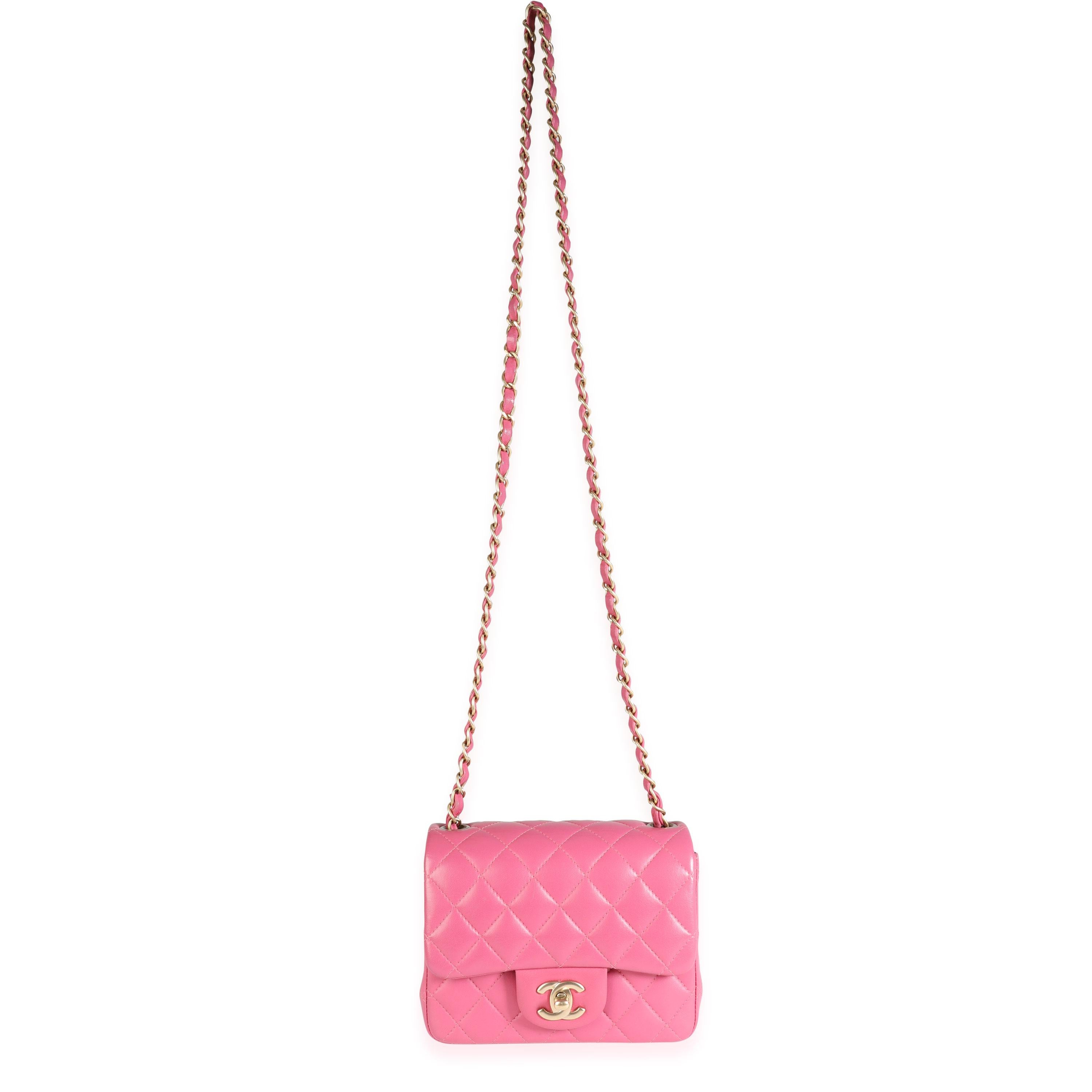 Auflistung Titel: Chanel Rosa gestepptes Lammfell Square Mini Classic Flap Tasche
SKU: 116595
Zustand: Gebraucht (3000)
Handtasche Zustand: Sehr gut
Bemerkungen zum Zustand: Sehr guter Zustand. Leichte Abnutzungserscheinungen am gesamten Äußeren.