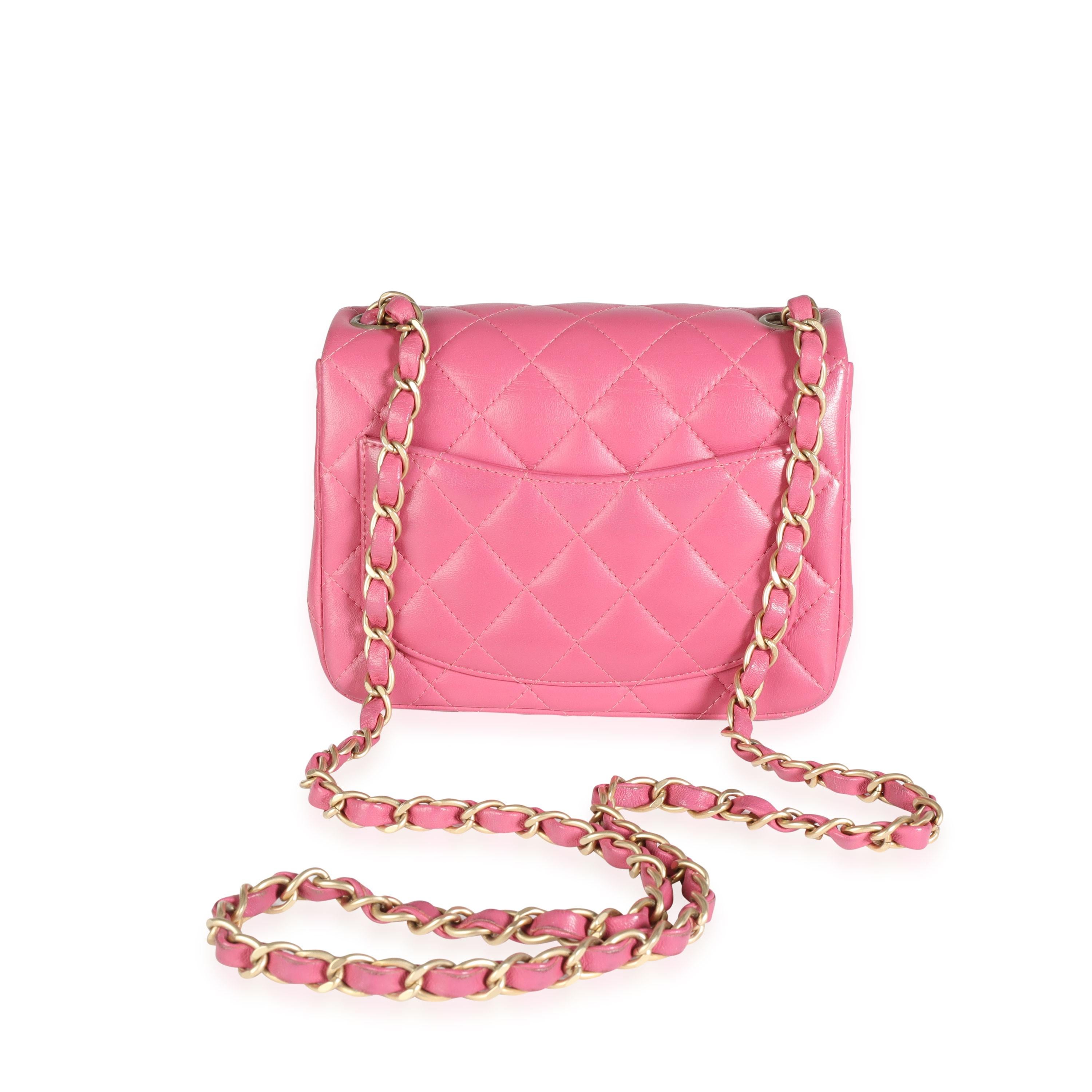 Quadratische Mini Classic Flap Bag aus gestepptem Lammfell von Chanel in Rosa (Pink)