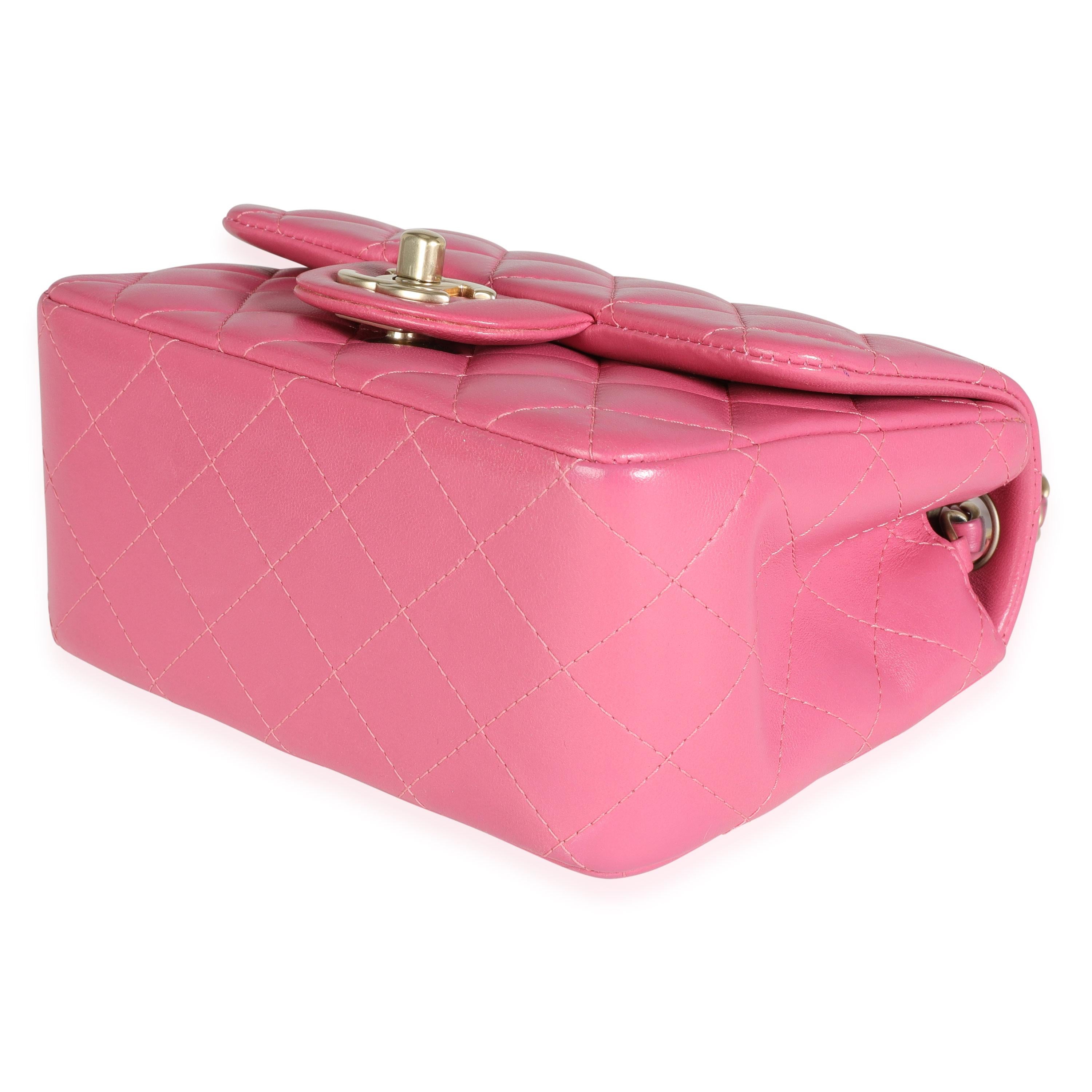 Quadratische Mini Classic Flap Bag aus gestepptem Lammfell von Chanel in Rosa 2