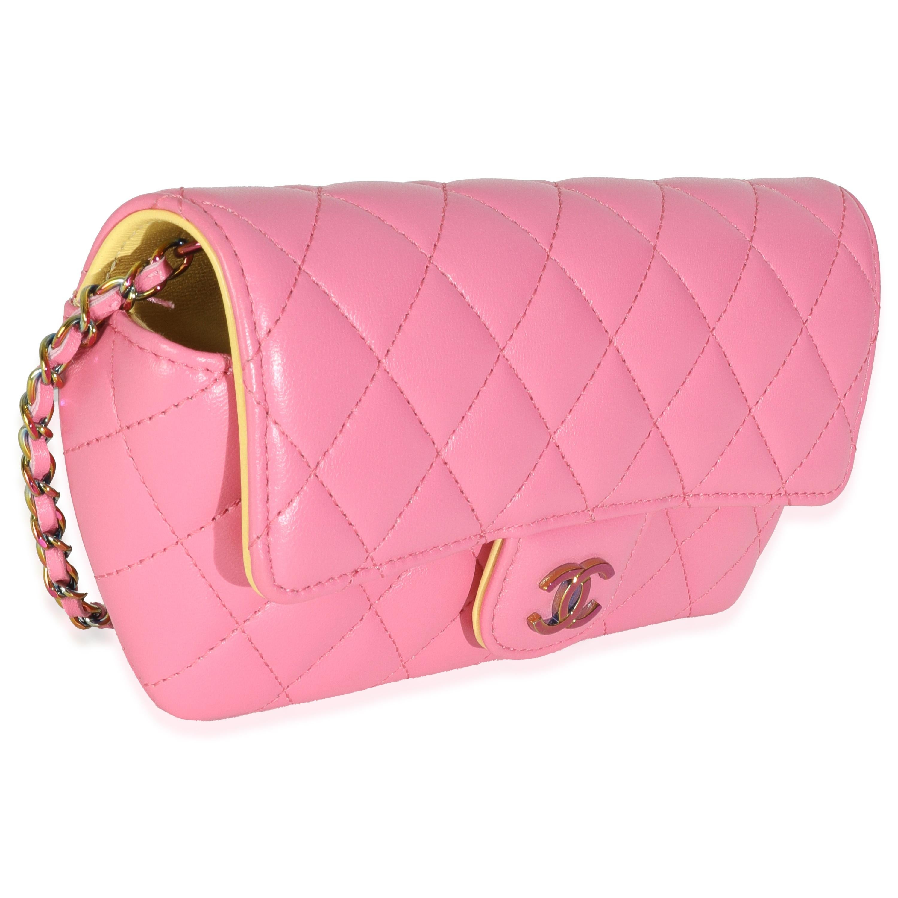 Rosa Astuccio per occhiali da sole Chanel in pelle d'agnello trapuntata rosa con catena in vendita