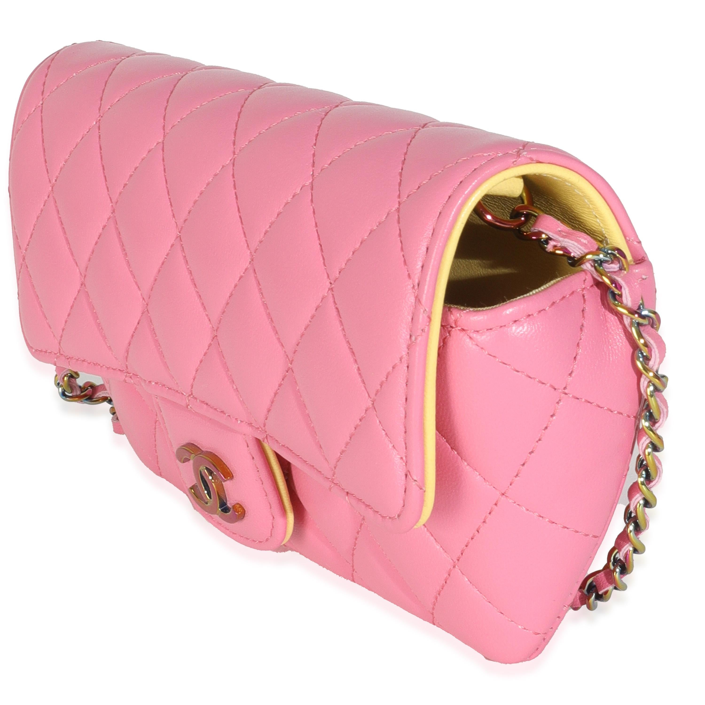 Astuccio per occhiali da sole Chanel in pelle d'agnello trapuntata rosa con catena In condizioni ottime in vendita a New York, NY