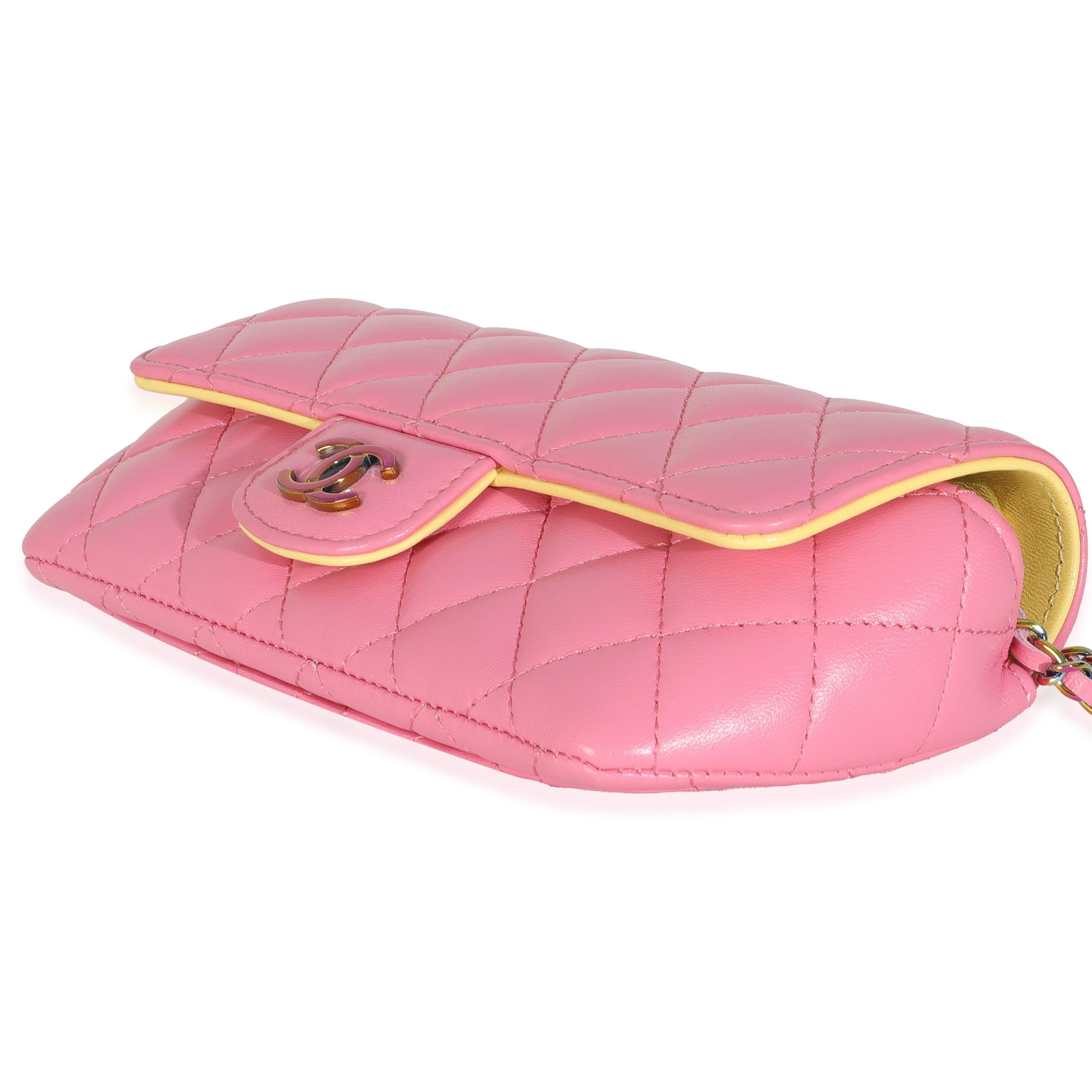 Donna Astuccio per occhiali da sole Chanel in pelle d'agnello trapuntata rosa con catena in vendita