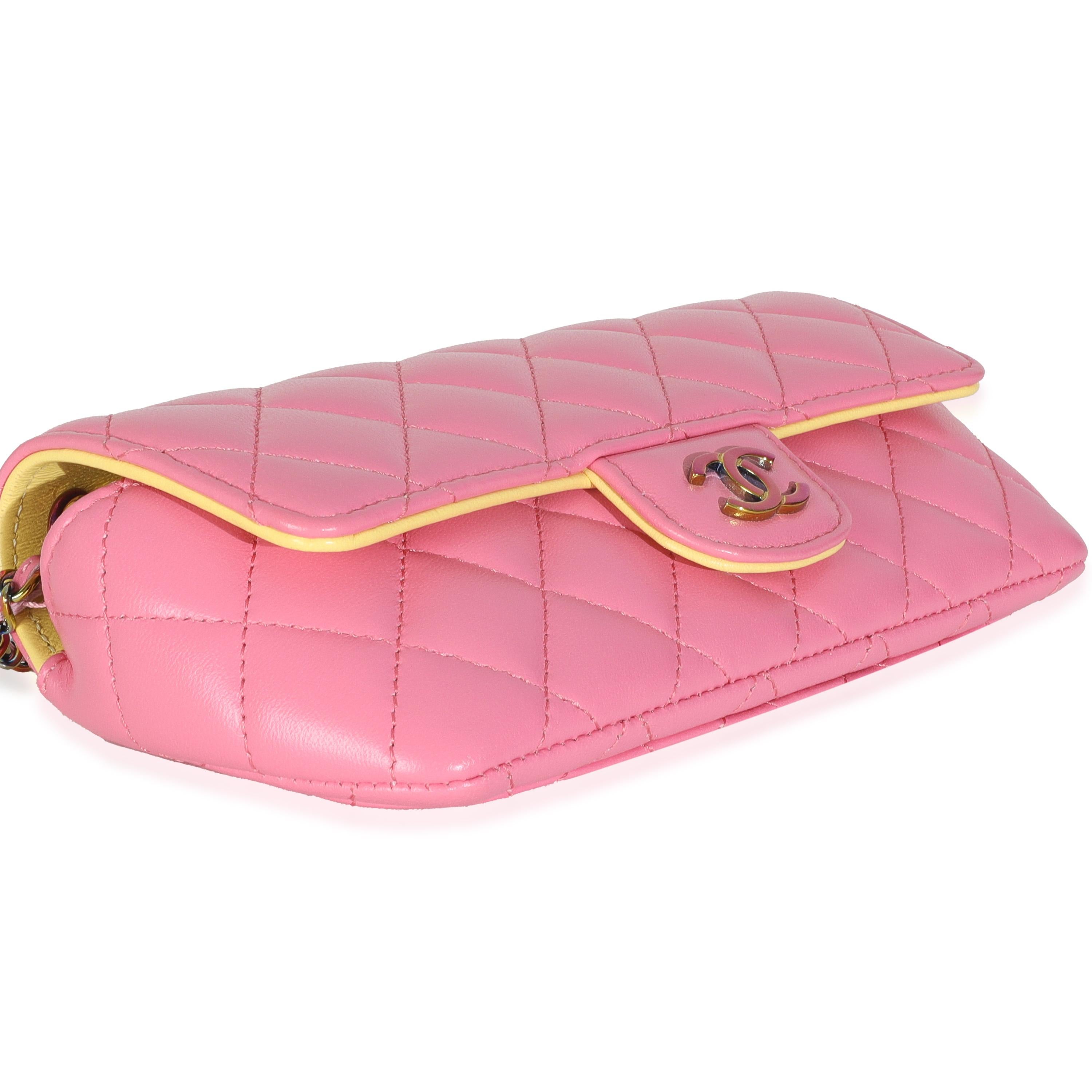 Astuccio per occhiali da sole Chanel in pelle d'agnello trapuntata rosa con catena in vendita 1