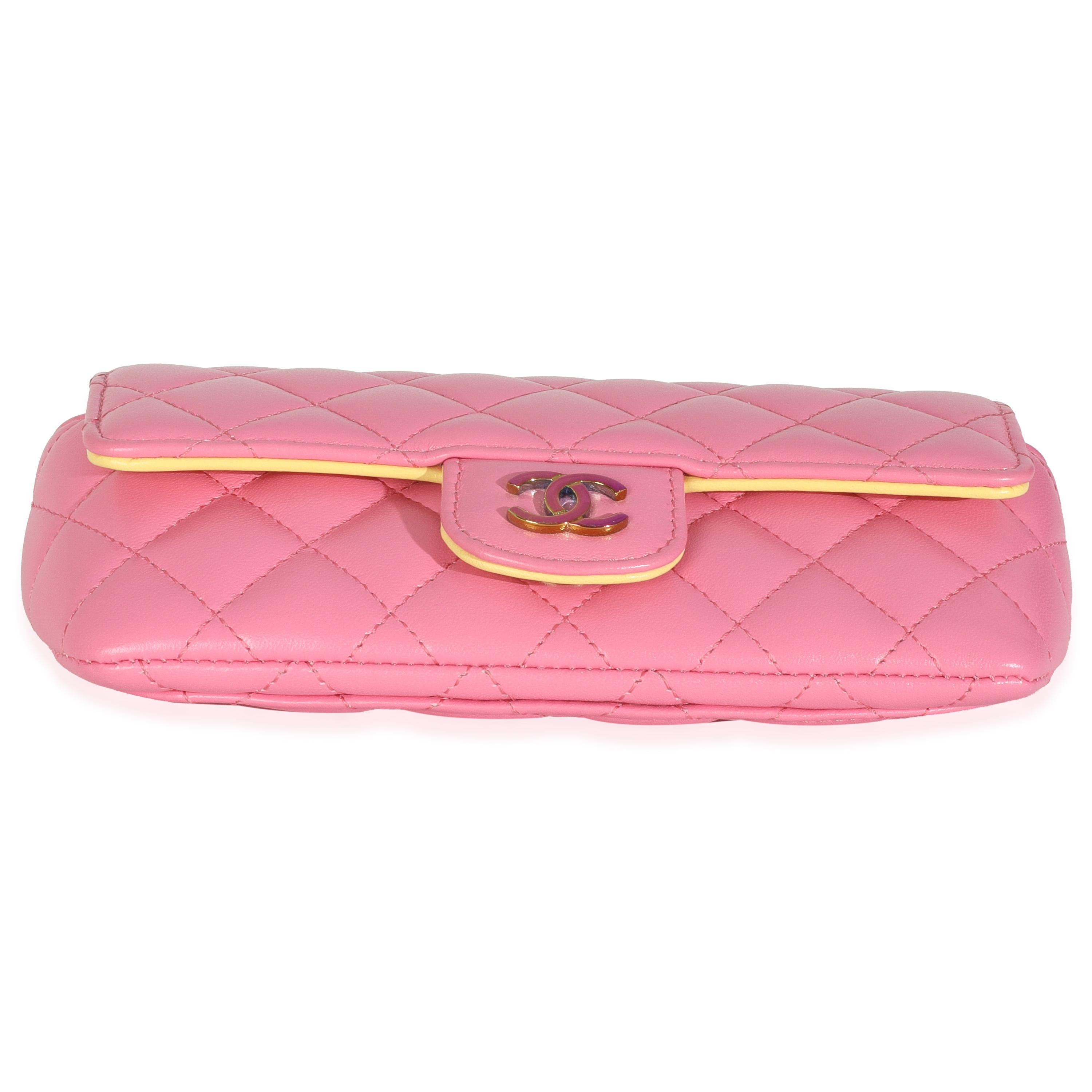Astuccio per occhiali da sole Chanel in pelle d'agnello trapuntata rosa con catena in vendita 2