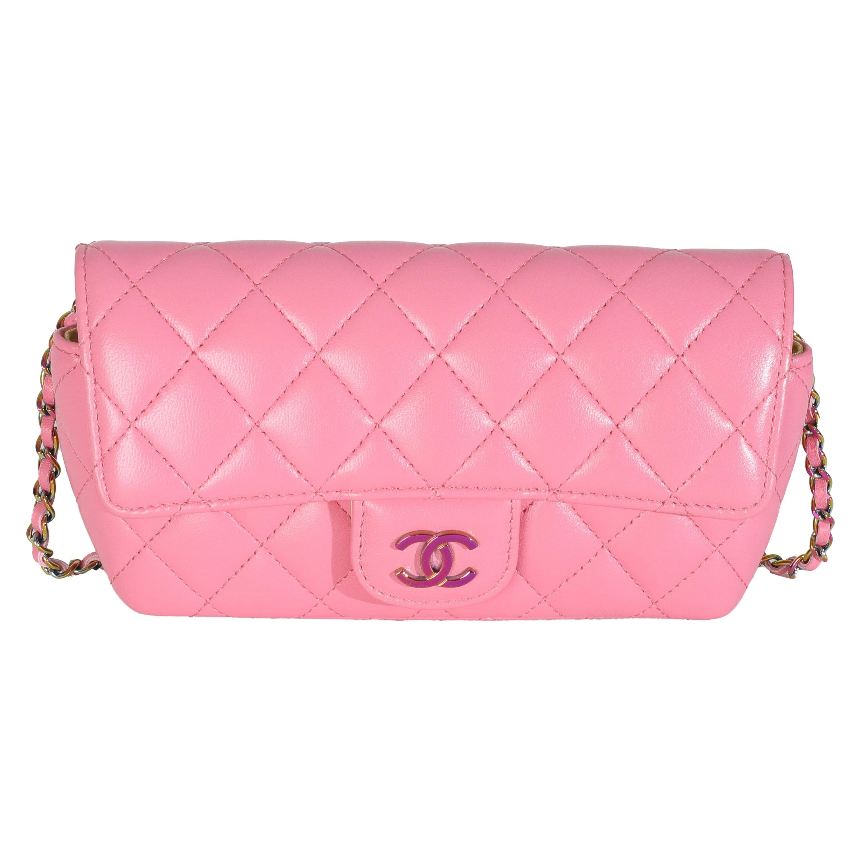 Astuccio per occhiali da sole Chanel in pelle d'agnello trapuntata rosa con catena in vendita