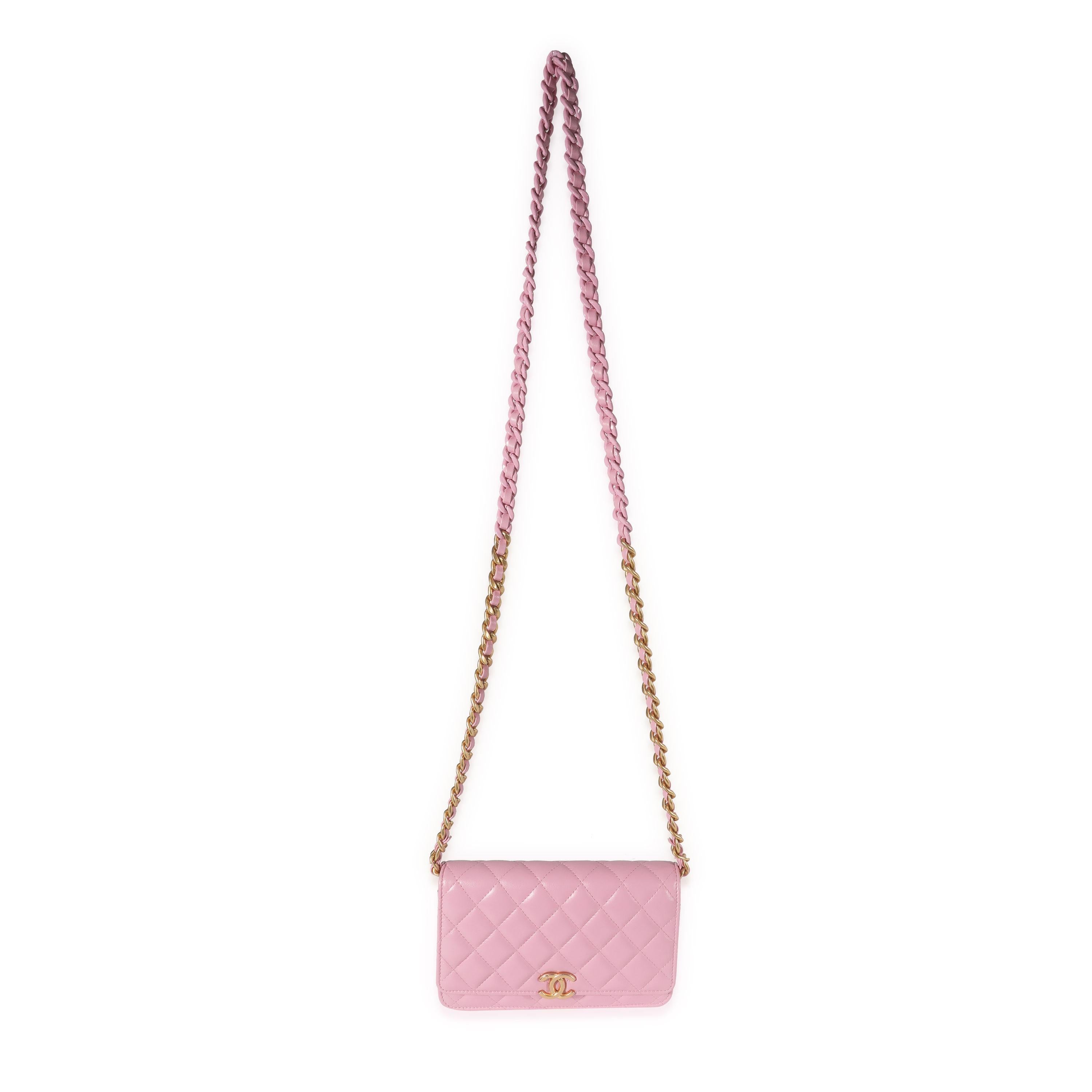 Título del listado: Chanel Billetera De Piel De Cordero Acolchada Rosa Con Cadena
SKU: 121975
Estado: Seminuevo 
Estado del bolso: Muy bueno
Comentarios sobre el estado: Muy buen estado. Plástico en algunos herrajes. Rozaduras en las esquinas y
