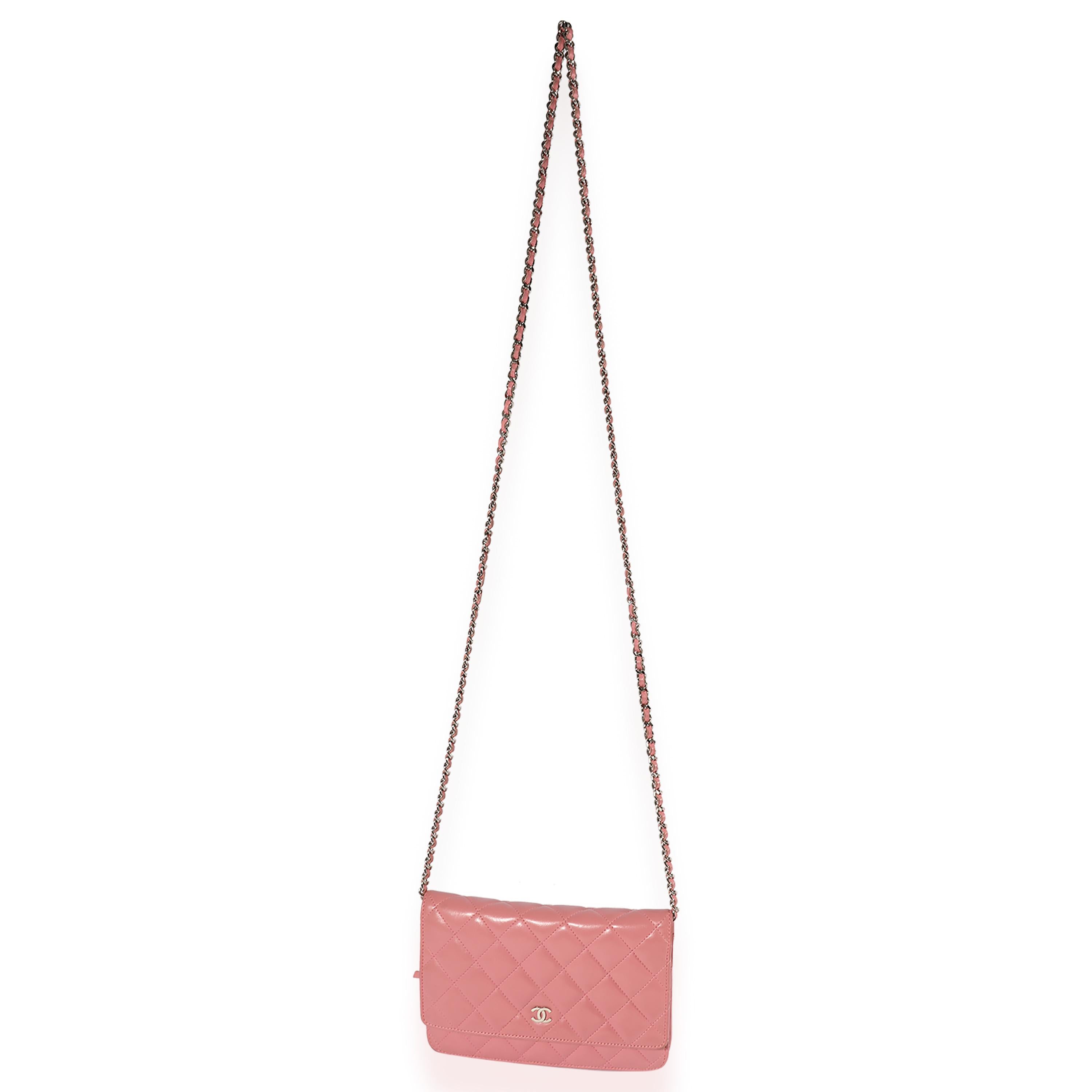 Auflistung Titel: Chanel Rosa gesteppt Lammfell Brieftasche auf Kette
SKU: 123100
Zustand: Gebraucht 
Handtasche Zustand: Sehr gut
Bemerkungen zum Zustand: Sehr guter Zustand. Schwache Flecken und Verfärbungen im gesamten Buch. Leichte Kratzer an