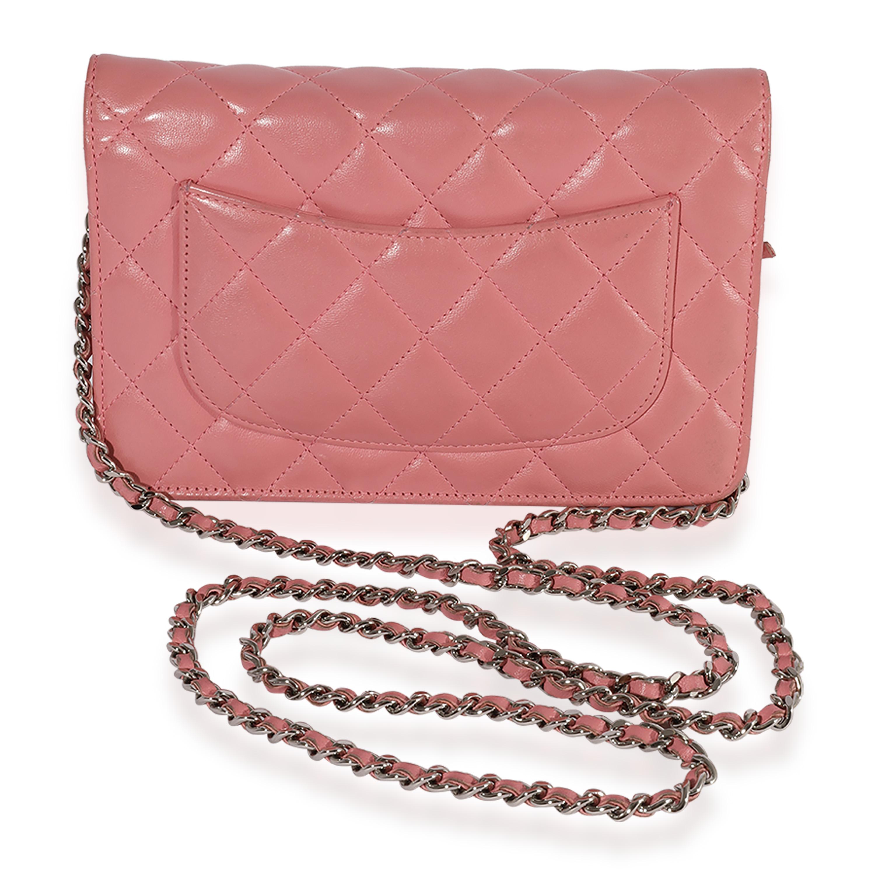 Chanel Portemonnaie aus gestepptem Lammfell an Kette in Rosa (Pink)