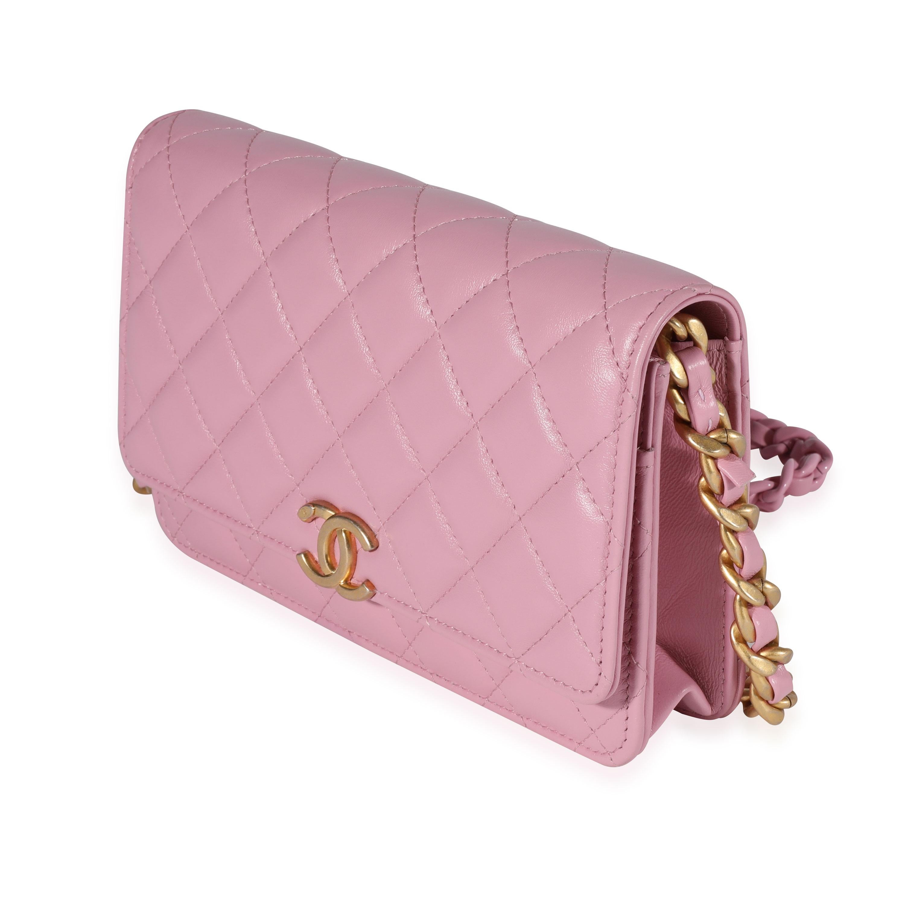 Chanel Billetera De Piel De Cordero Acolchada Rosa Con Cadena en Bueno Estado en New York, NY
