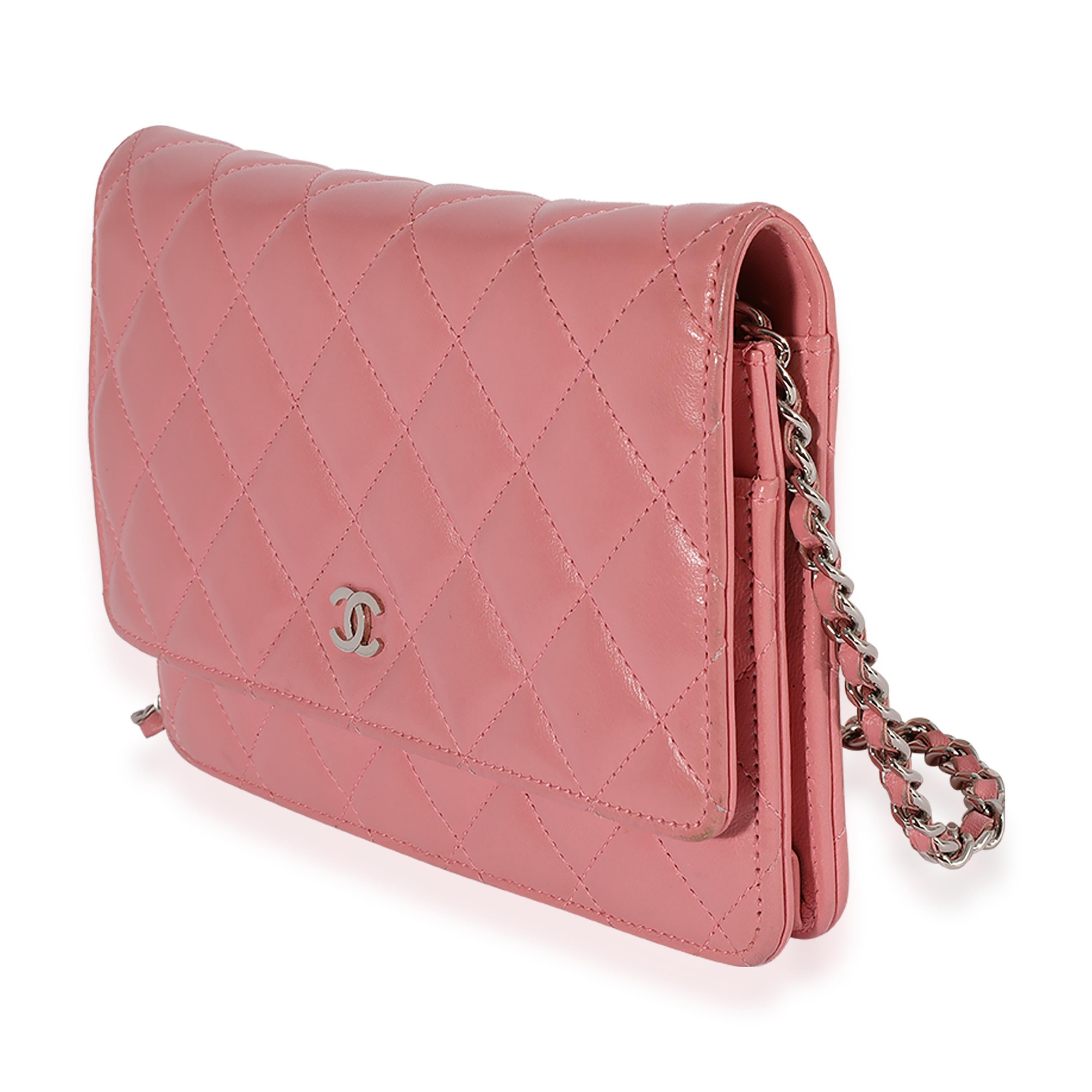 Chanel Portemonnaie aus gestepptem Lammfell an Kette in Rosa im Zustand „Hervorragend“ in New York, NY