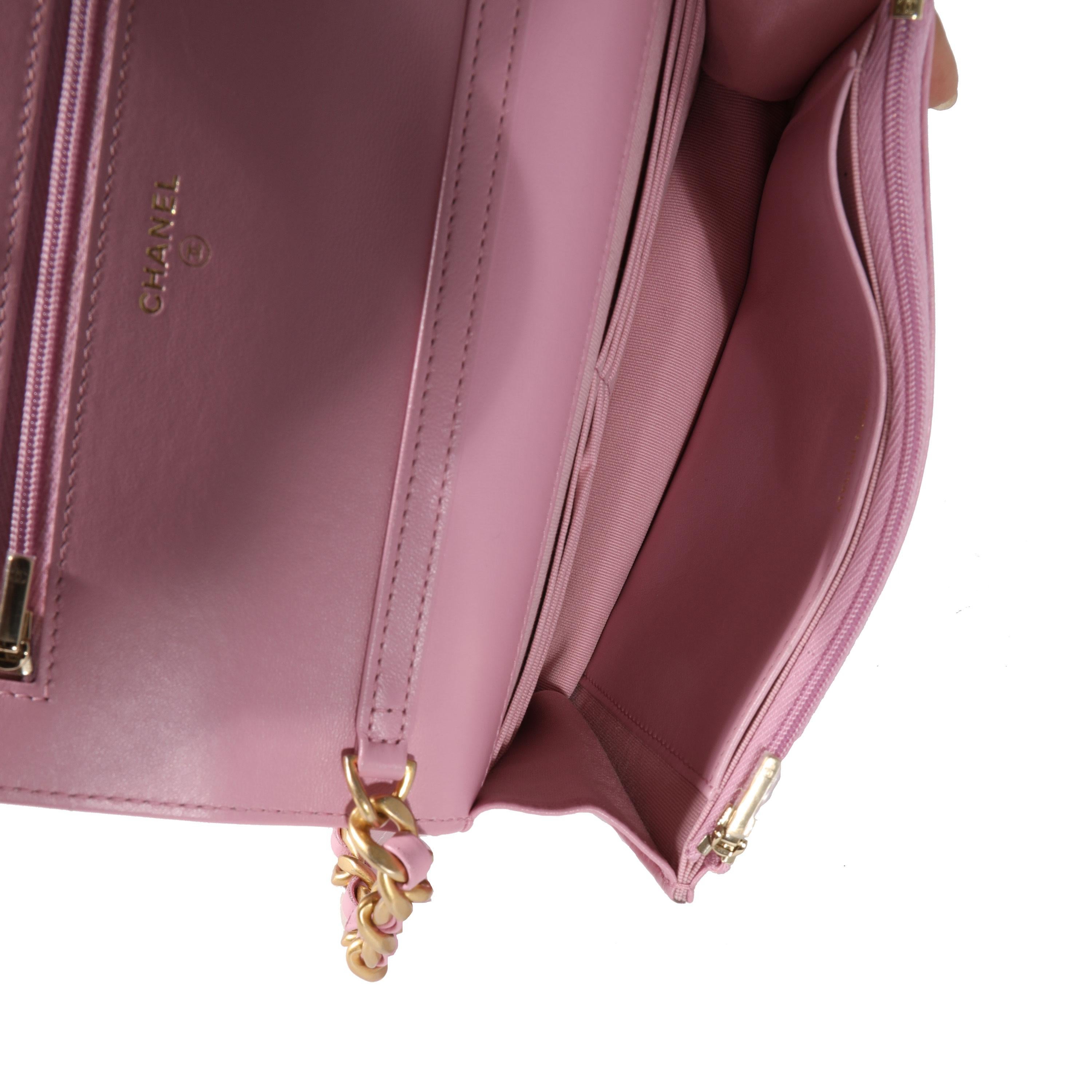 Chanel Billetera De Piel De Cordero Acolchada Rosa Con Cadena 1