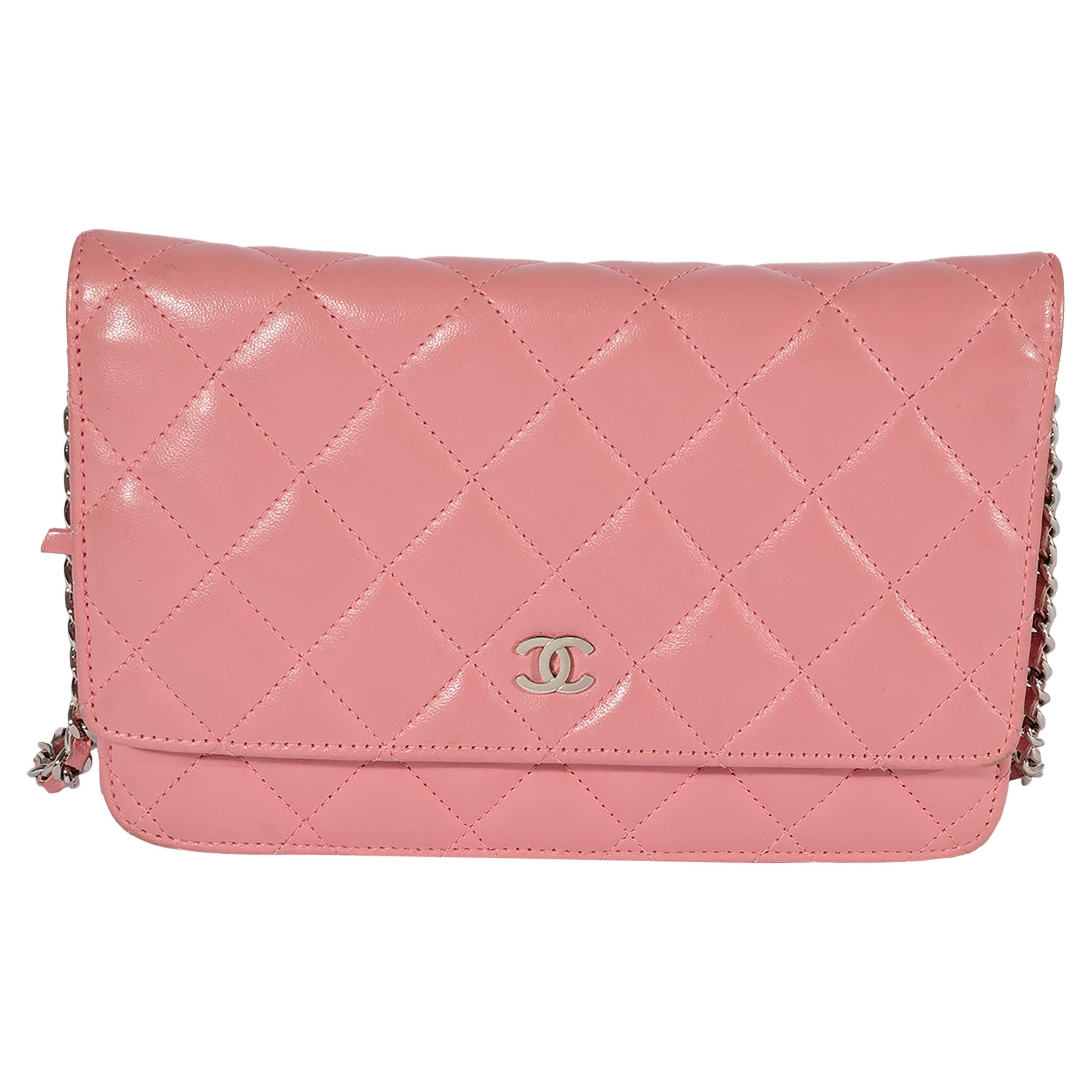 Chanel - Portefeuille en cuir d'agneau matelassé rose sur chaîne En vente  sur 1stDibs