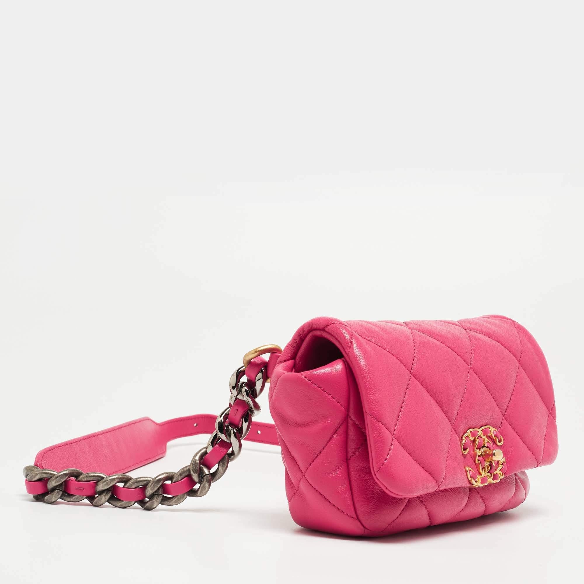 Chanel Pink Quilted Leather CC 19 Waist Bag In Excellent Condition In Dubai, Al Qouz 2