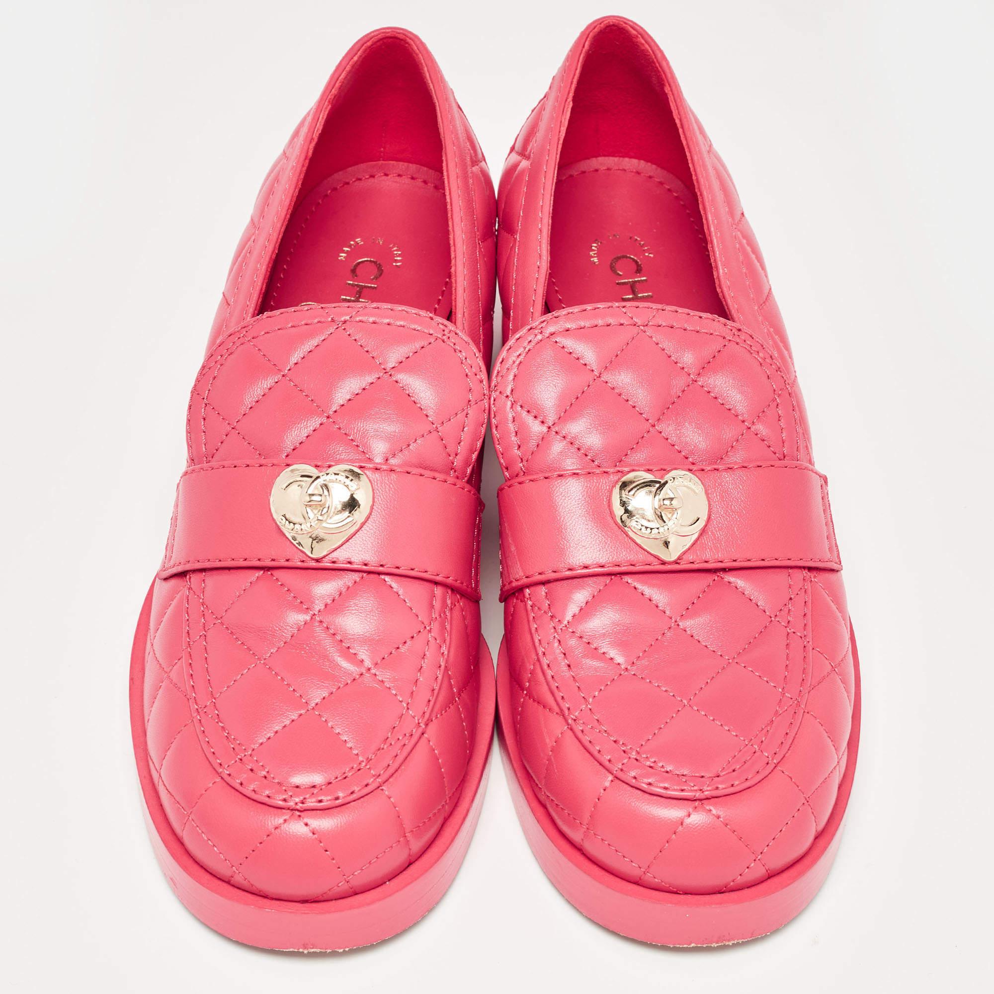 Chanel Pink Quilted Leather CC Block Heel Loafers Size 40 In Good Condition For Sale In Dubai, Al Qouz 2