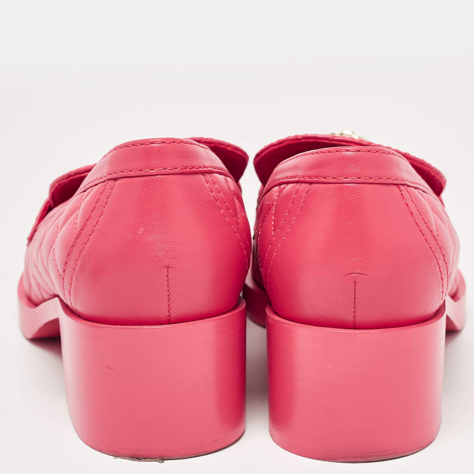 Chanel Rosa gesteppte Leder CC Block Heel Loafers aus Leder Größe 40 im Angebot 1