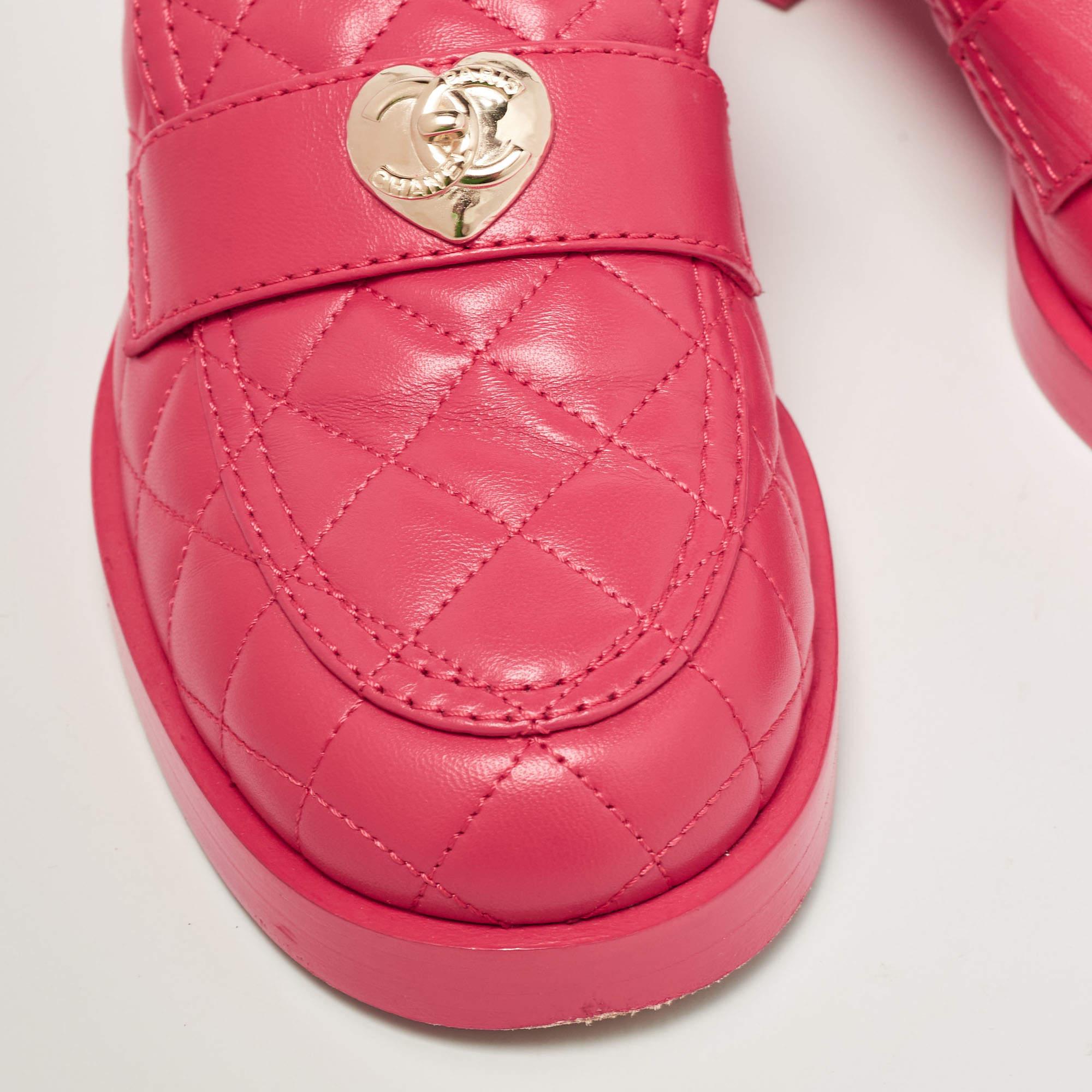 Chanel Rosa gesteppte Leder CC Block Heel Loafers aus Leder Größe 40 im Angebot 3