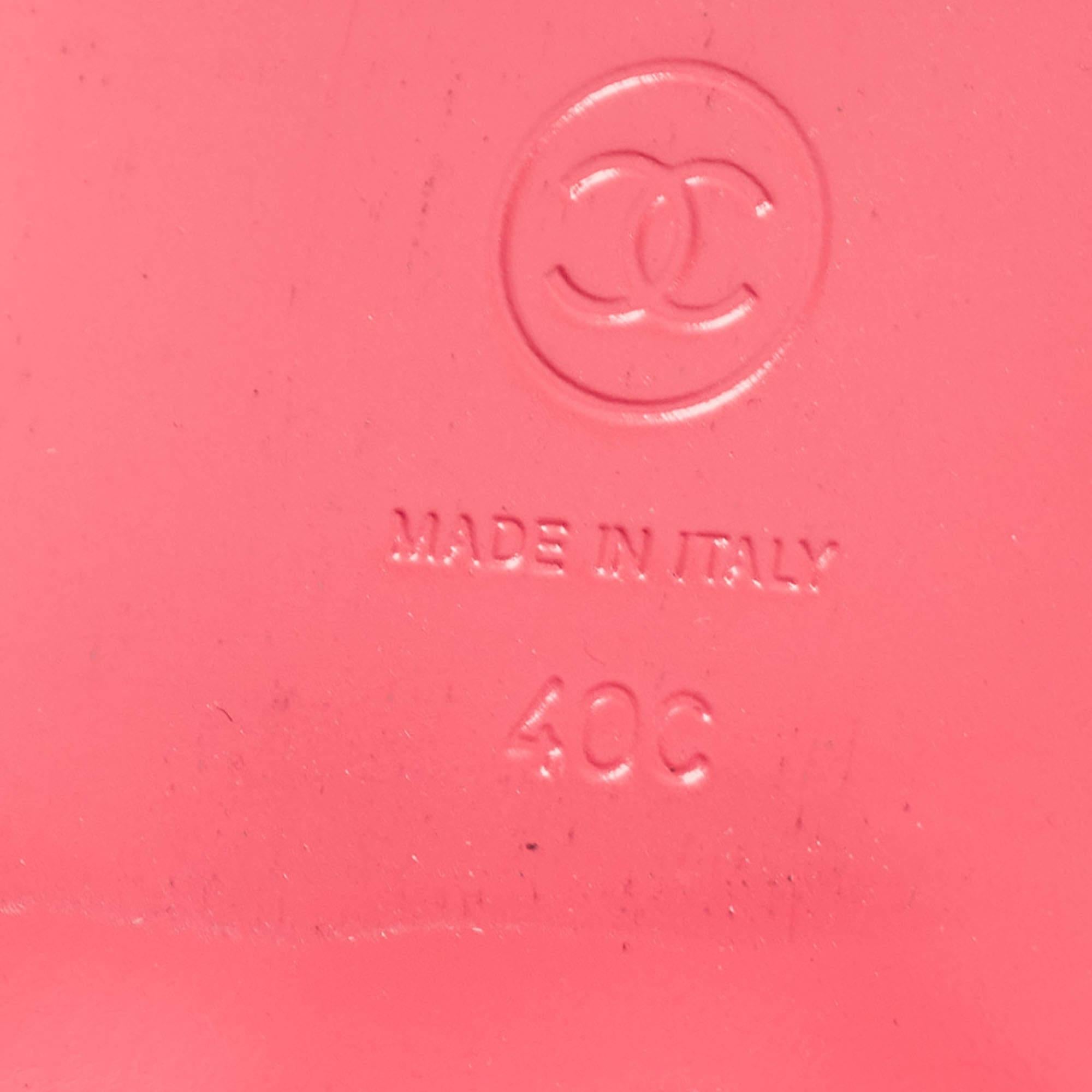 Chanel - Mocassins à talons blocs CC en cuir matelassé rose, taille 40 en vente 4