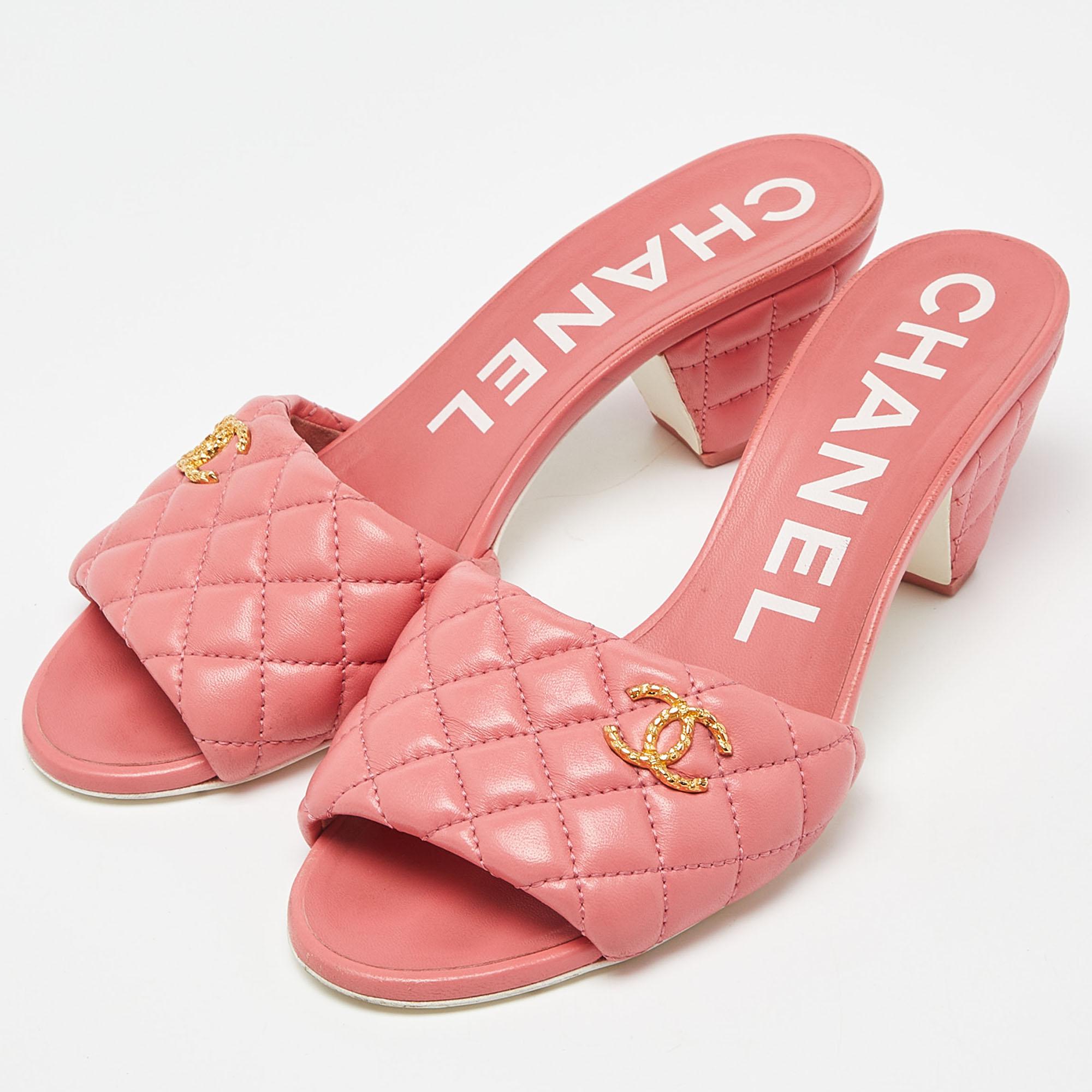 These sandals will frame your feet in an elegant manner. Crafted from quality materials, they display a classy design and comfortable insoles.