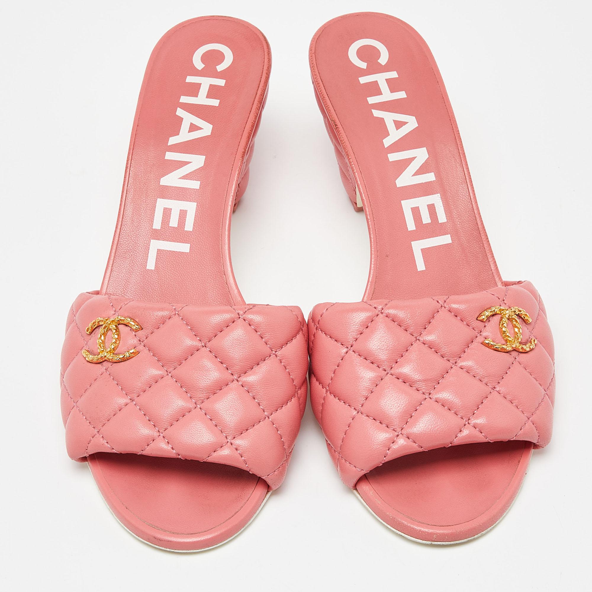 Chanel Pink Quilted Leather CC Open Toe Slide Sandals Size 38.5 In Good Condition In Dubai, Al Qouz 2
