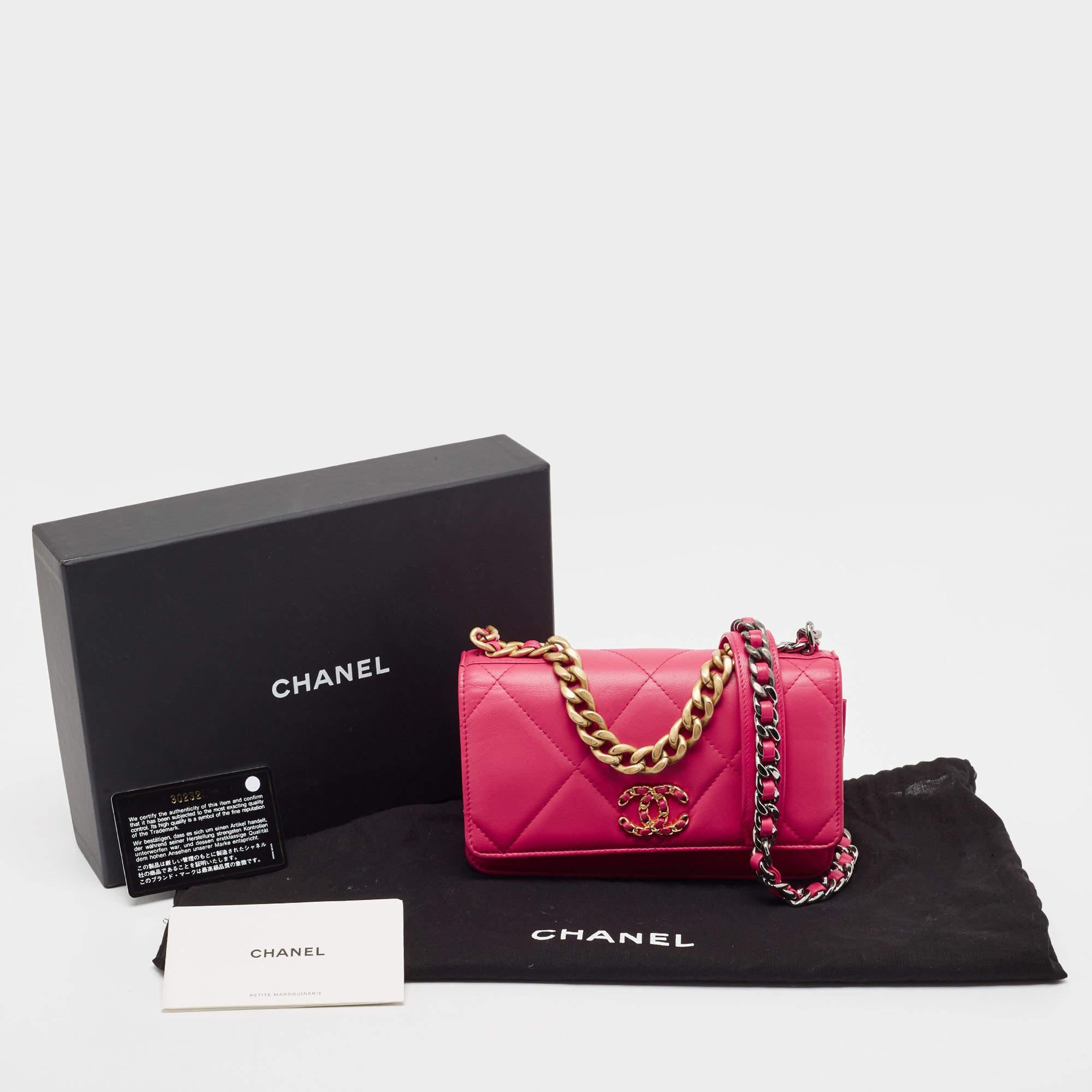 Portefeuille Chanel 19 en cuir matelassé rose sur chaîne 9