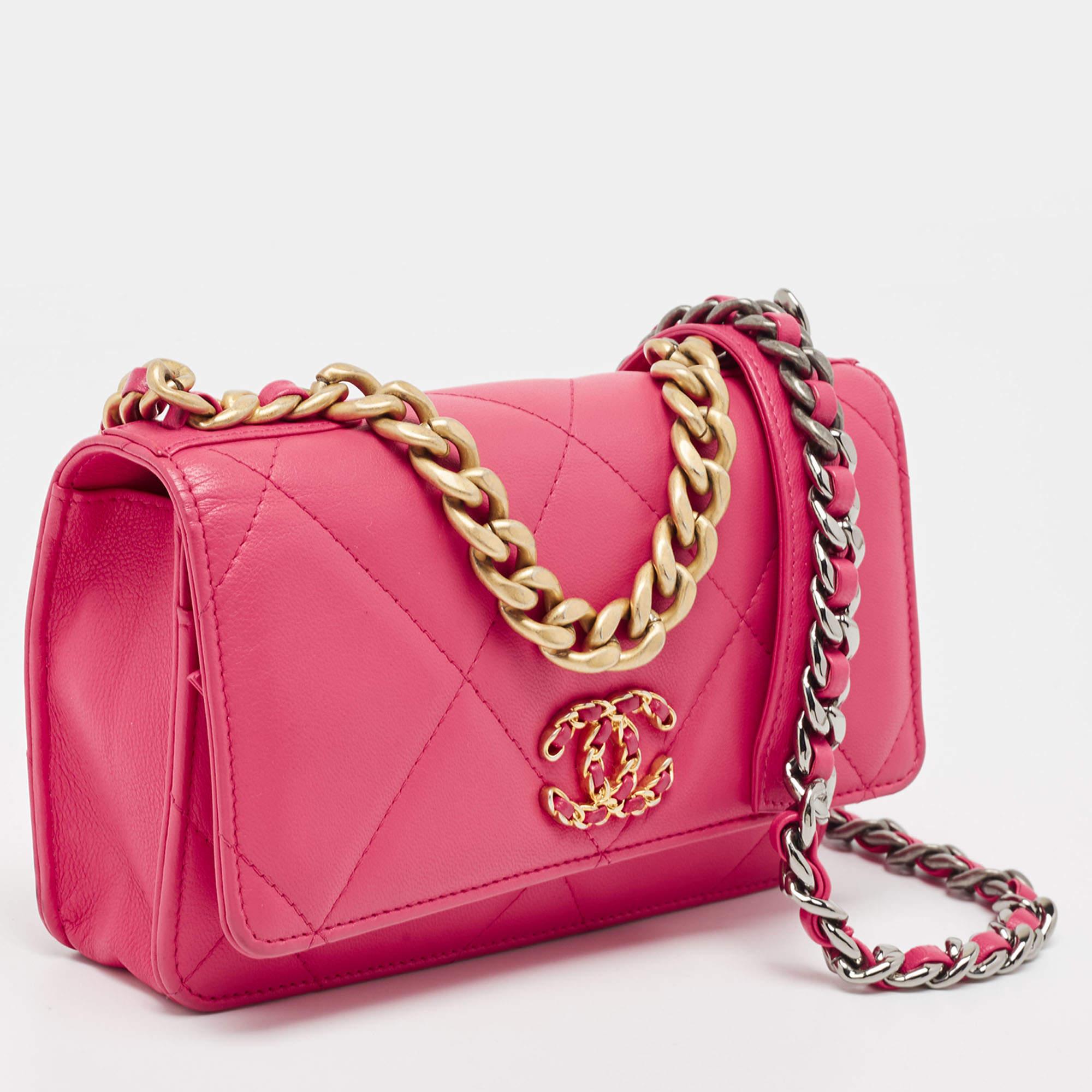 Chanel Pink Quilted Leather Chanel 19 Wallet on Chain In Good Condition In Dubai, Al Qouz 2