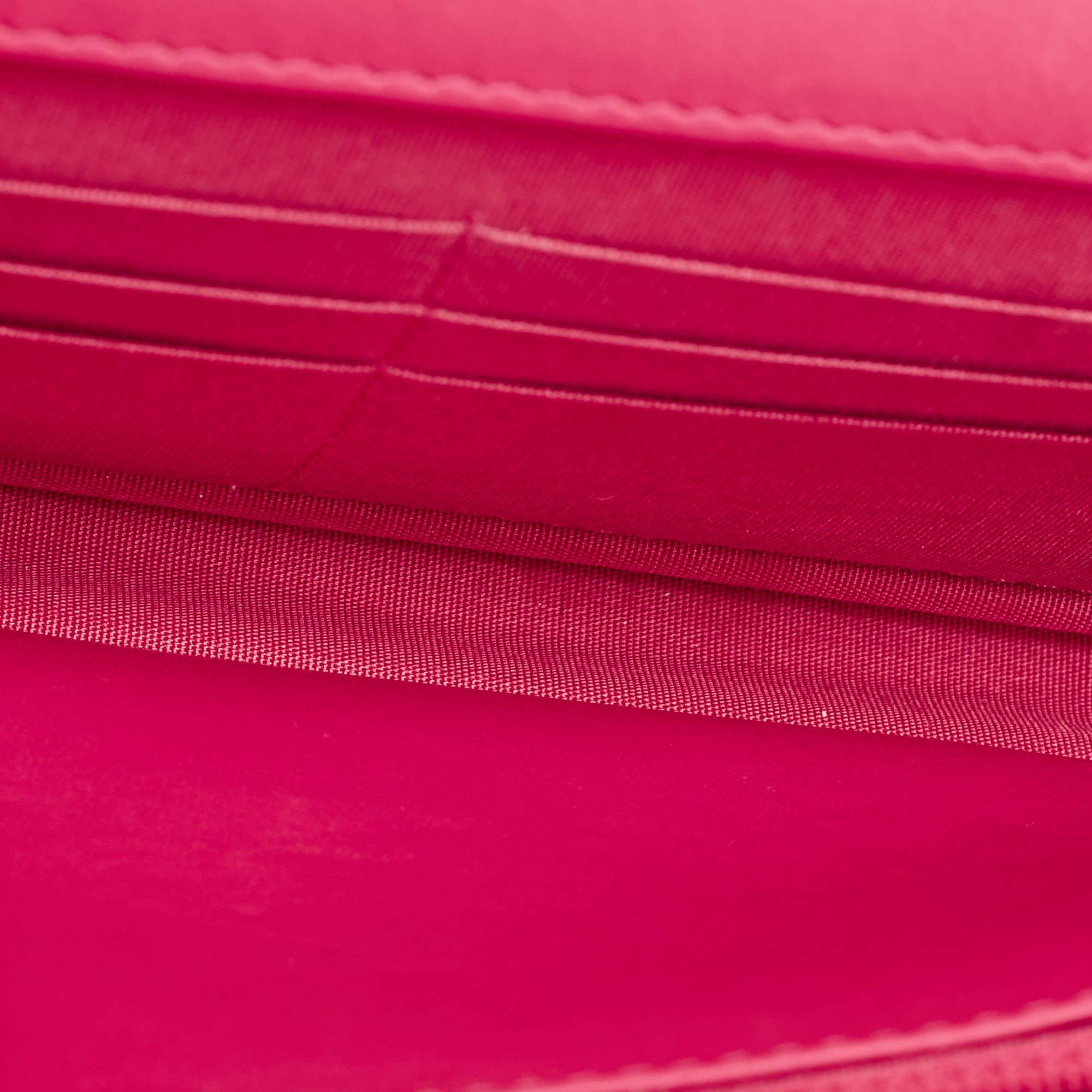 Portefeuille Chanel 19 en cuir matelassé rose sur chaîne 1