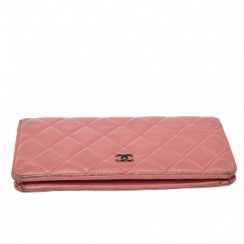 We are in utter awe of this continental wallet from Chanel as it is appealing in a surreal way. Exquisitely crafted from leather in the quilt design, it bears the signature label on the leather and fabric interior and the iconic CC logo on the flap.
