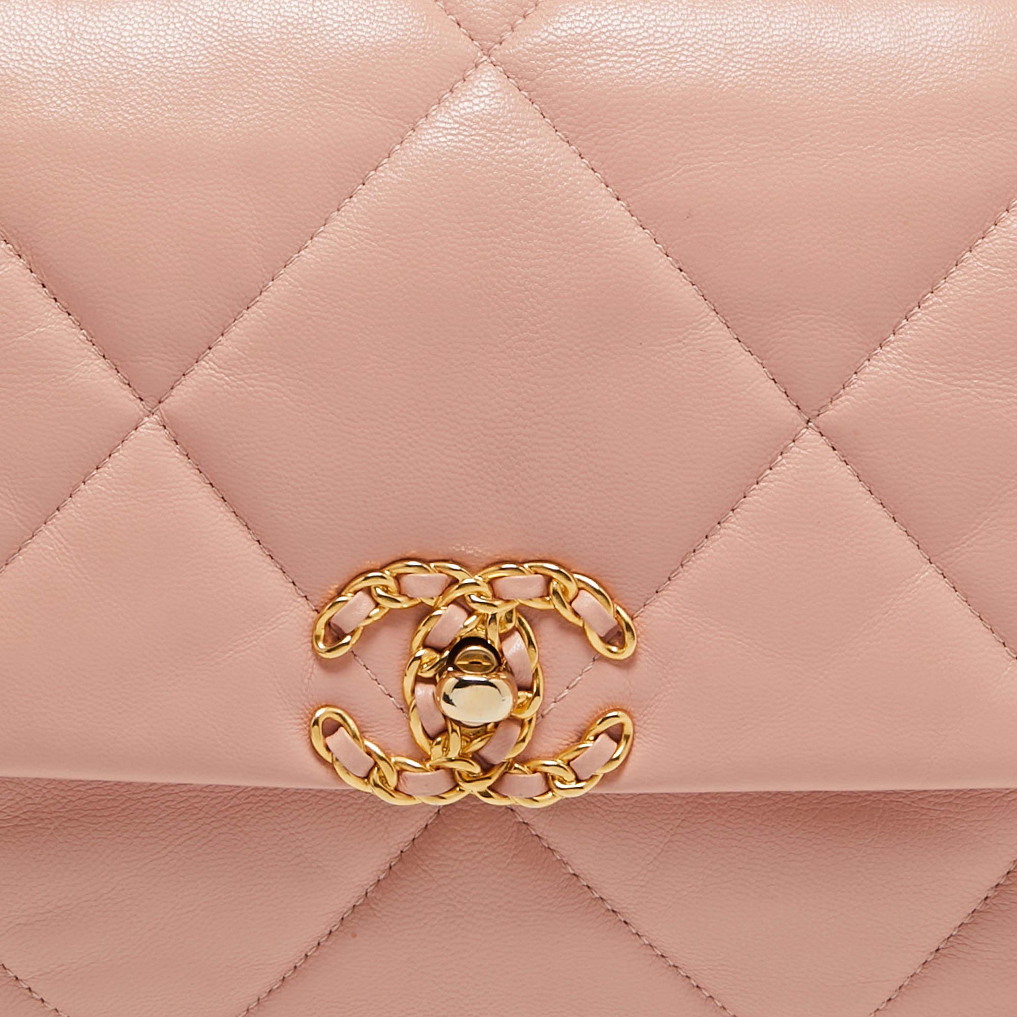 Chanel grand sac à rabat 19 en cuir matelassé rose en vente 8