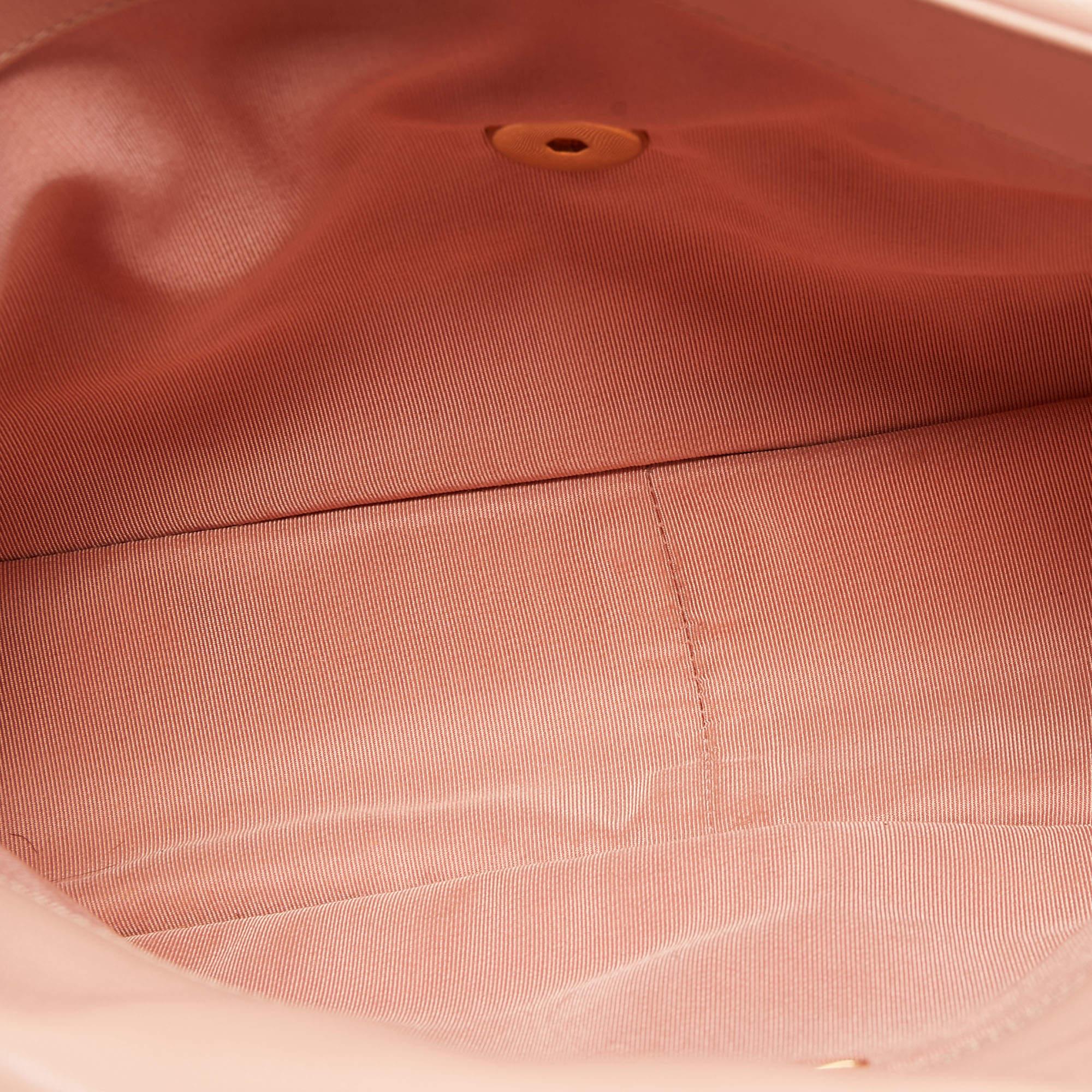 Chanel grand sac à rabat 19 en cuir matelassé rose en vente 4