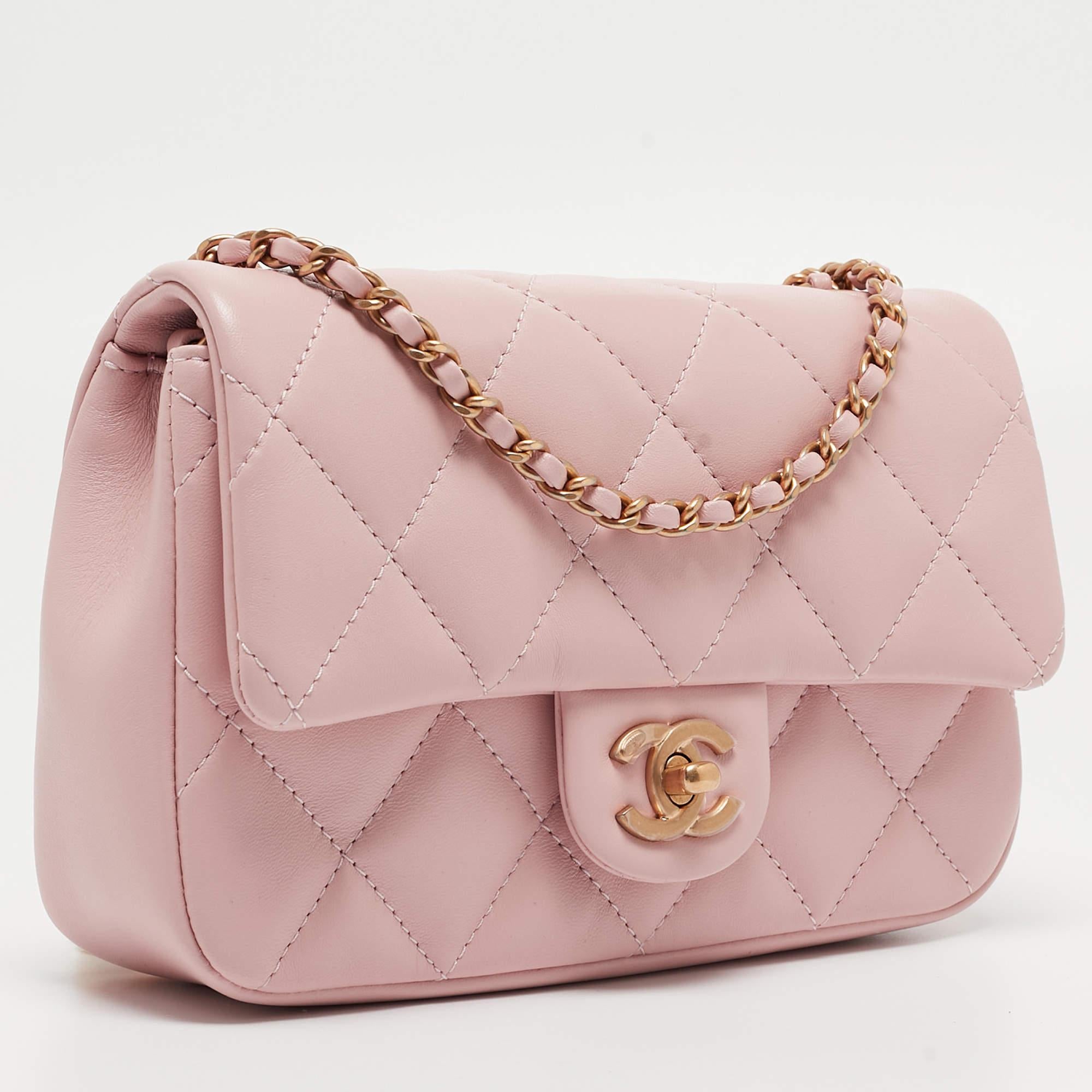 Chanel Pink Quilted Leather New Mini Heart Charm Classic Flap Bag In Excellent Condition For Sale In Dubai, Al Qouz 2
