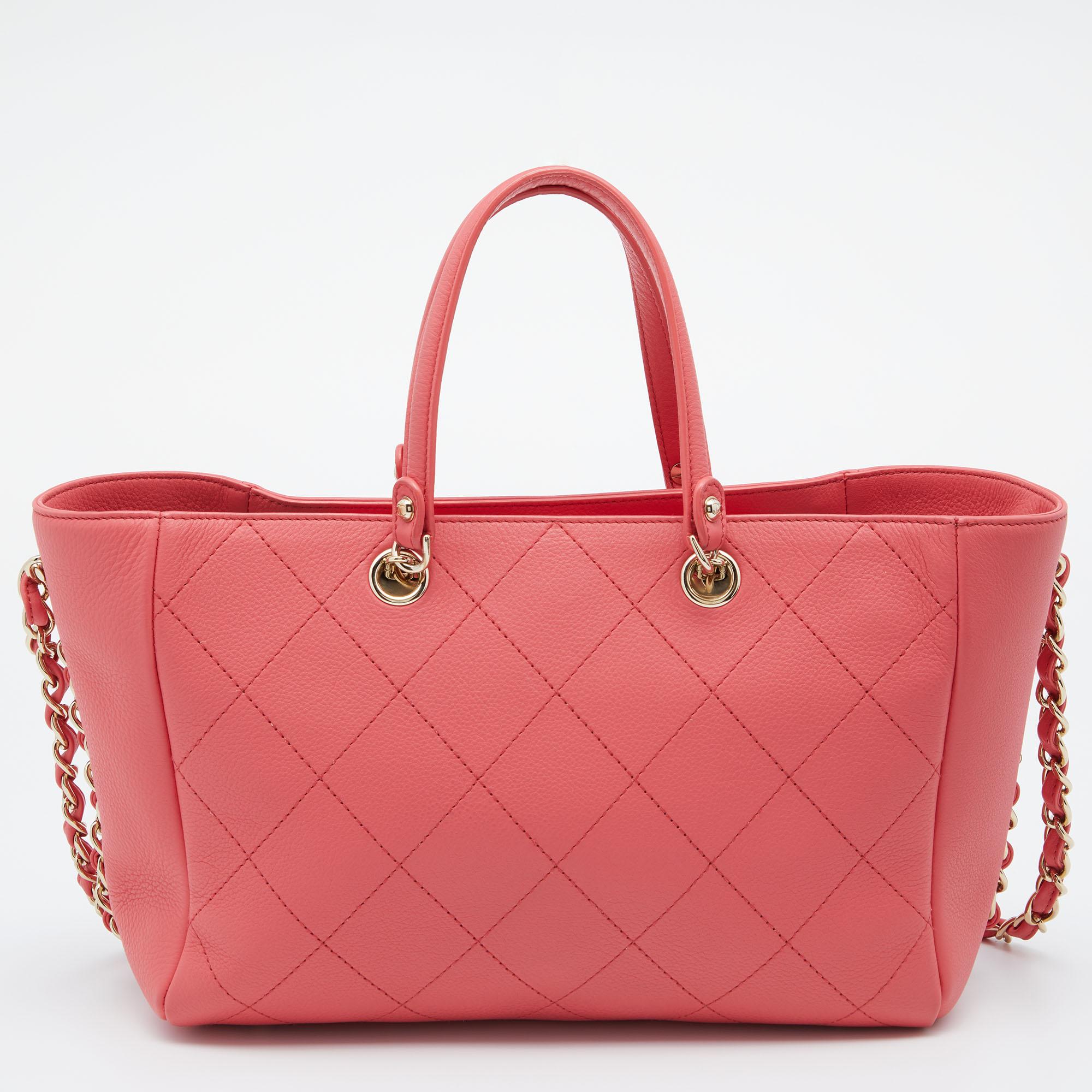 This Neo Soft shopping tote from the House of Chanel is great for everyday use. It is made from pink quilted leather, which is embellished with gold-tone hardware. It showcases dual handles and a nylon-lined interior. This tote will make you look