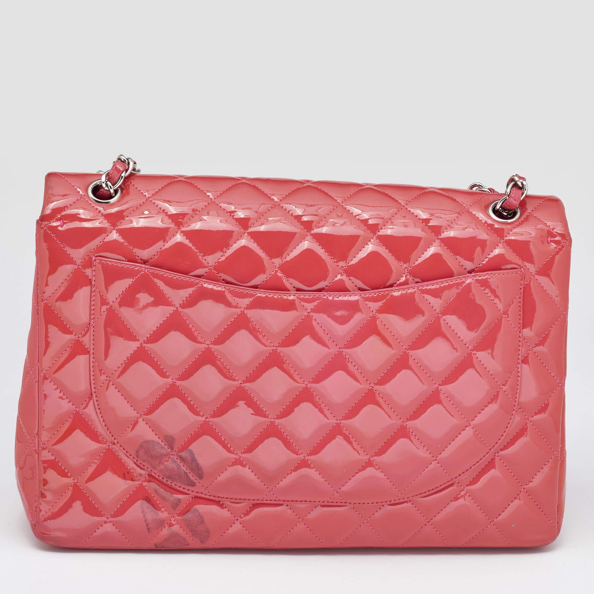 Designer bags are ideal companions for ample occasions! Here we have a fashion-meets-functionality piece crafted with precision. It has been equipped with a well-sized interior that can fit your essentials.


