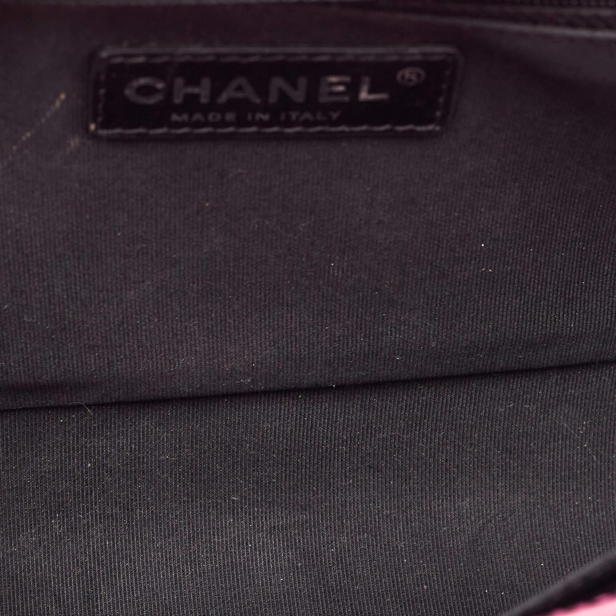 Chanel Rosa gesteppte Lackleder New Medium Boy Klappentasche aus Lackleder im Angebot 7