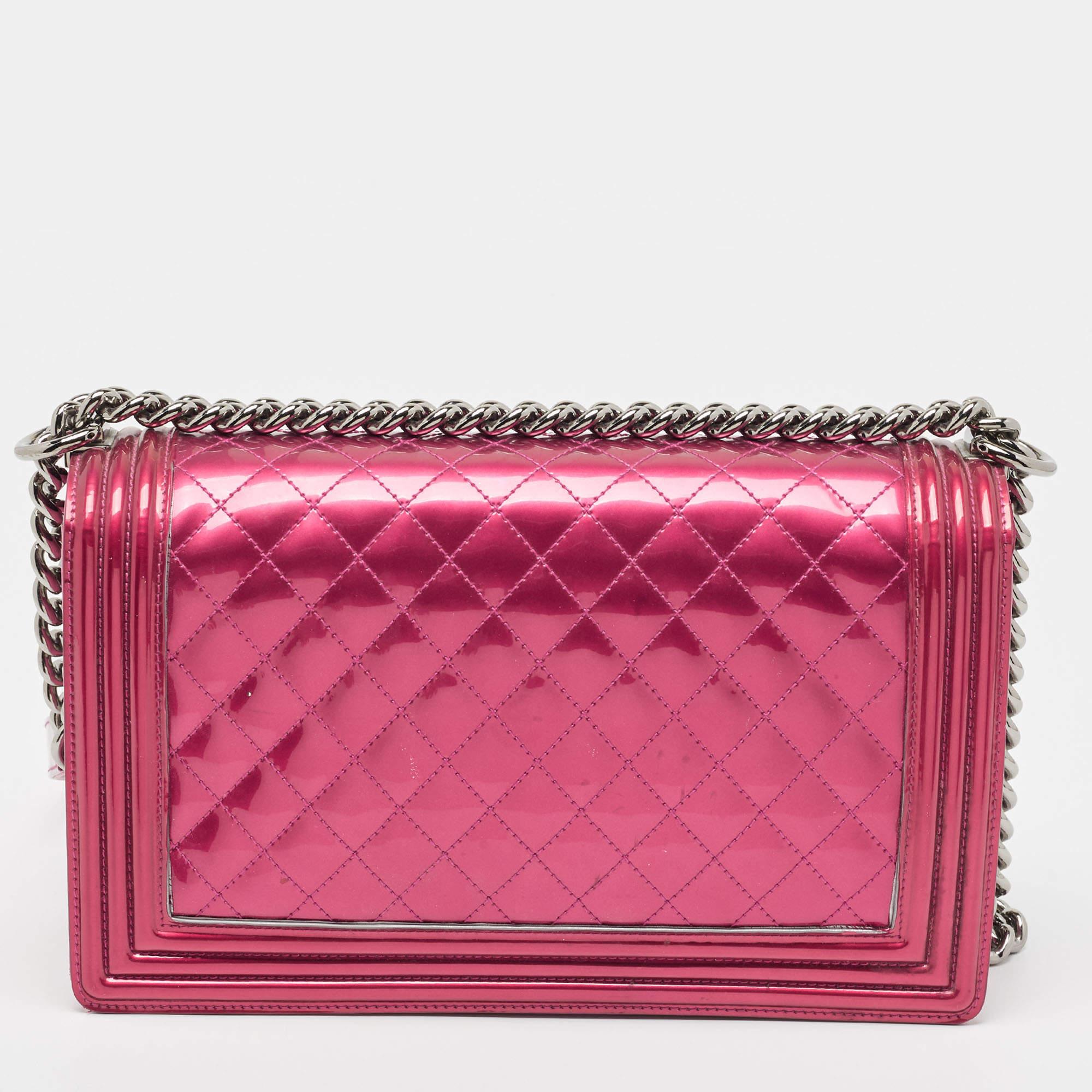 Introduced as a part of the Chanel Fall/Winter collection of 2011, the Boy flap bag embodies an alluring appeal and is complemented with exquisite details. This pink creation is meticulously crafted from quilted patent leather and features side