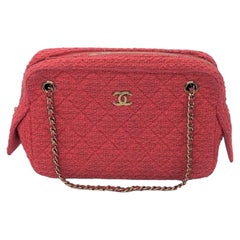 Custodia per fotocamera CC di Chanel in tweed trapuntato rosa