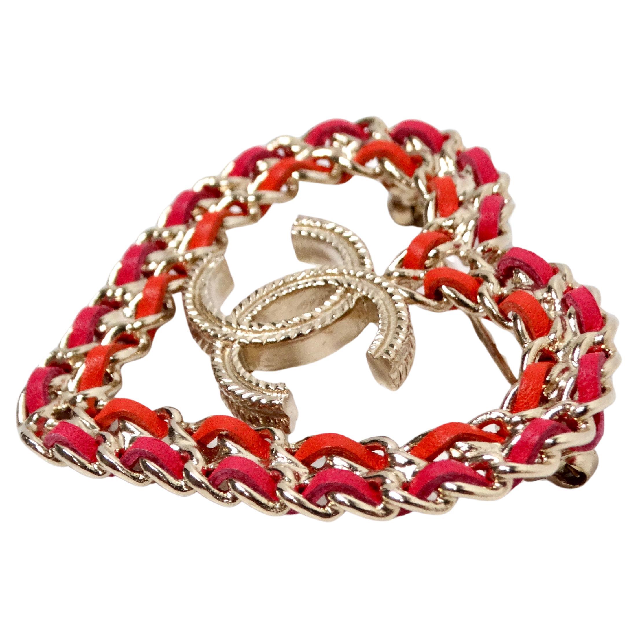 El Broche de corazón estilo cadena trenzada de cuero rosa y rojo de Chanel de 2018 es un ejemplo impresionante de la elegancia y la artesanía características de la marca. Con un diseño de corazón bicolor, este broche combina a la perfección cuero