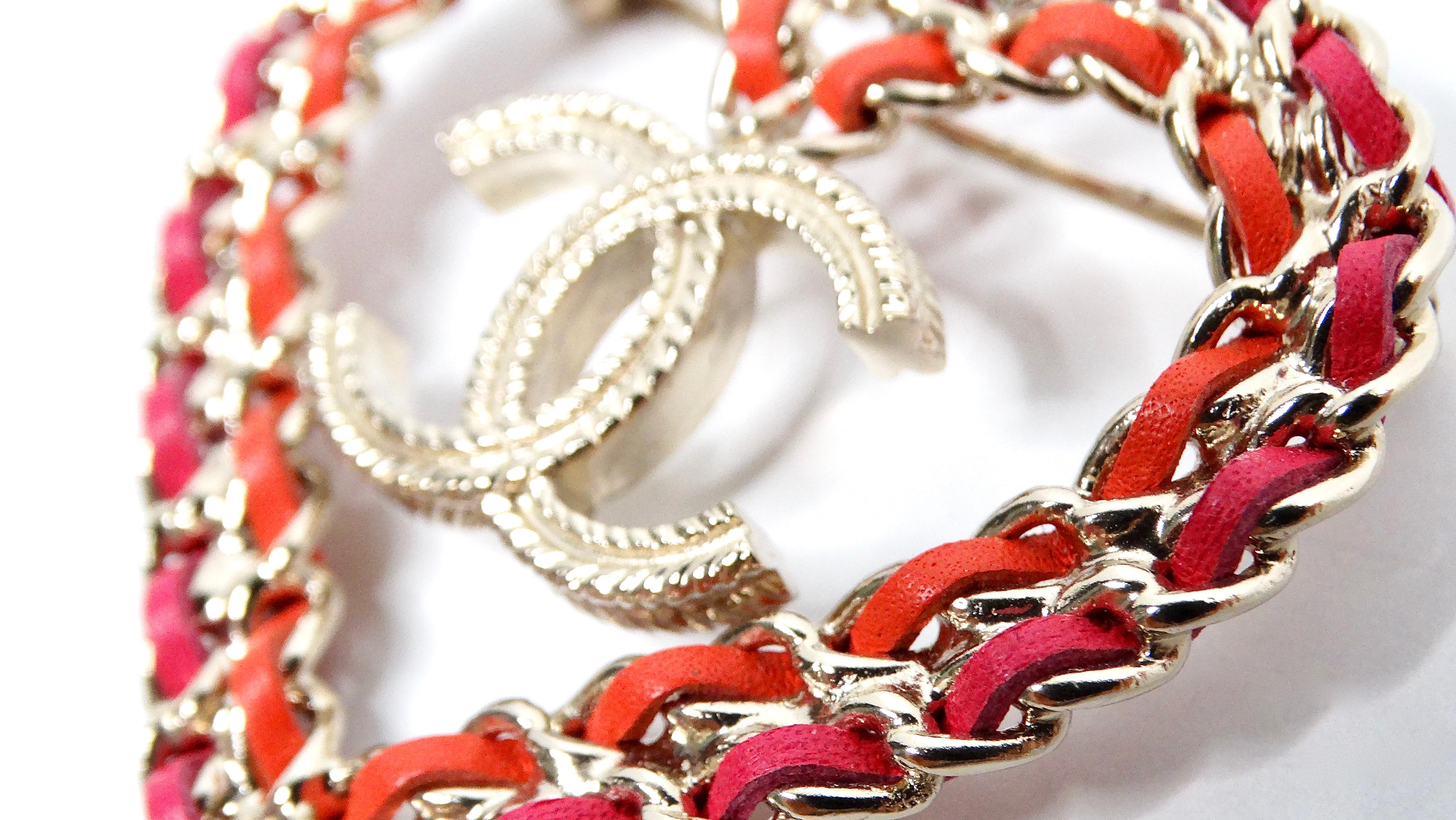 Chanel Broche corazón de cuero rosa y rojo dorado 2018 en Bueno estado para la venta en Scottsdale, AZ