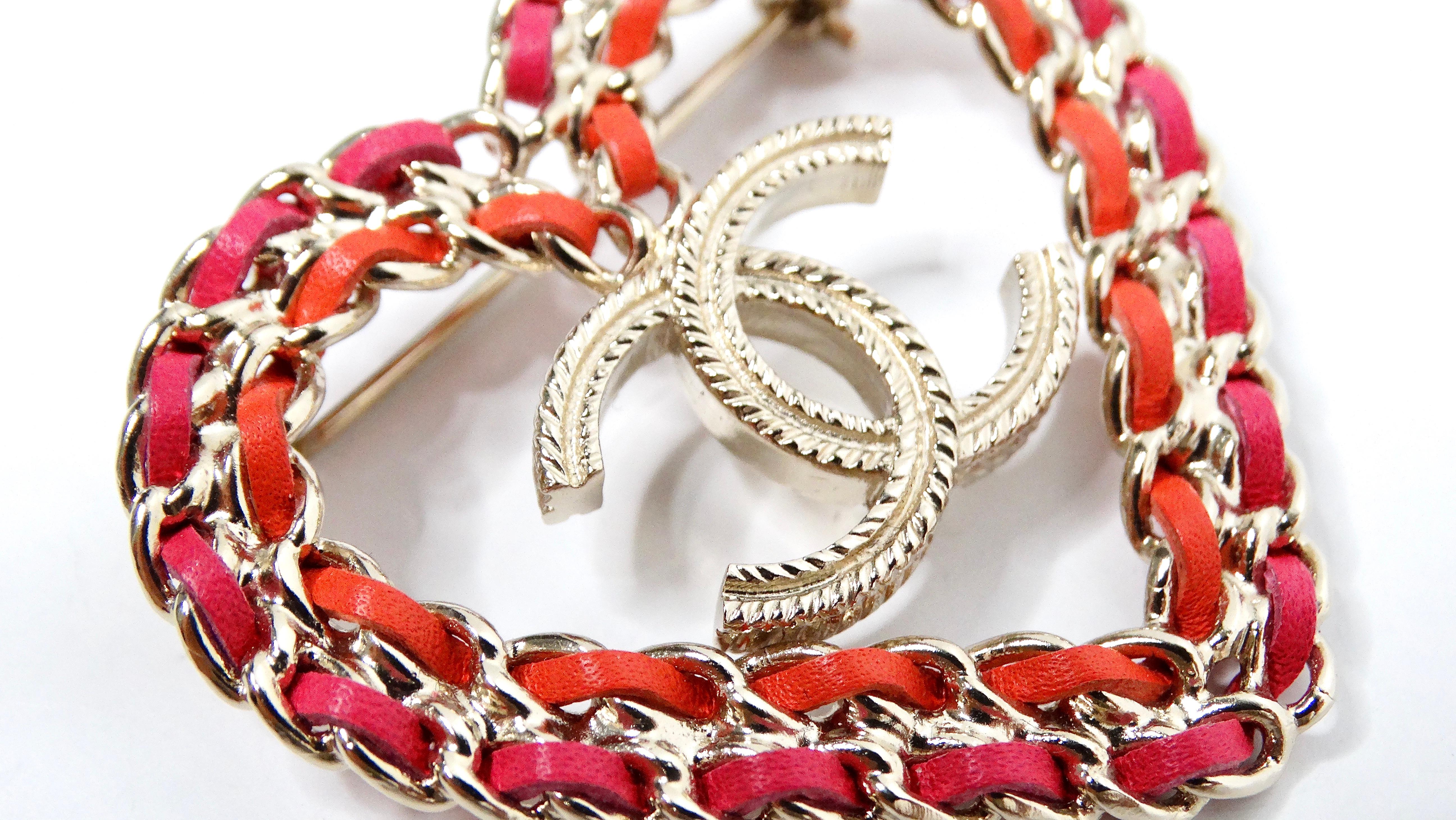 De las mujeres Chanel Broche corazón de cuero rosa y rojo dorado 2018 en venta