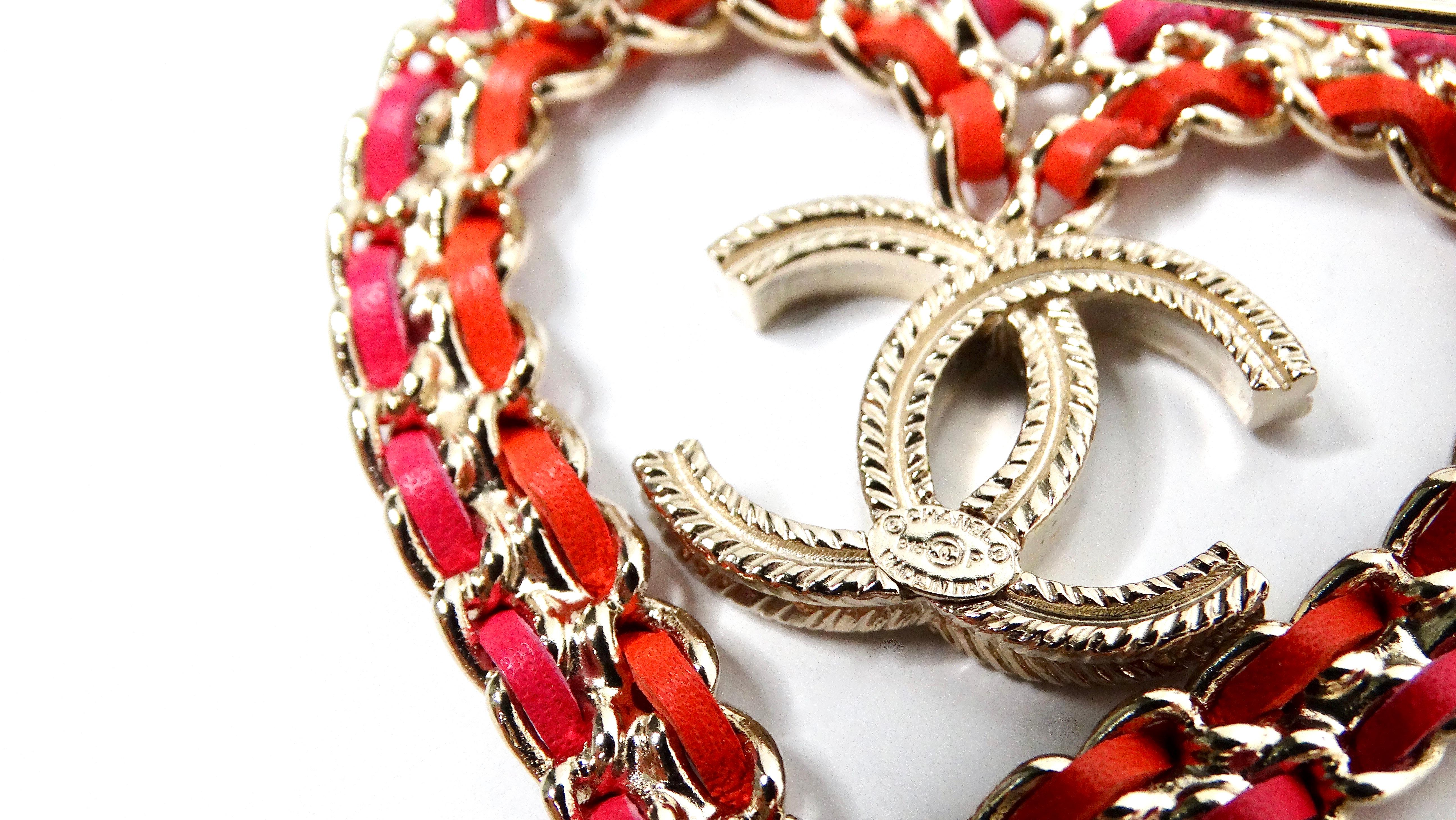 Chanel Broche corazón de cuero rosa y rojo dorado 2018 en venta 2