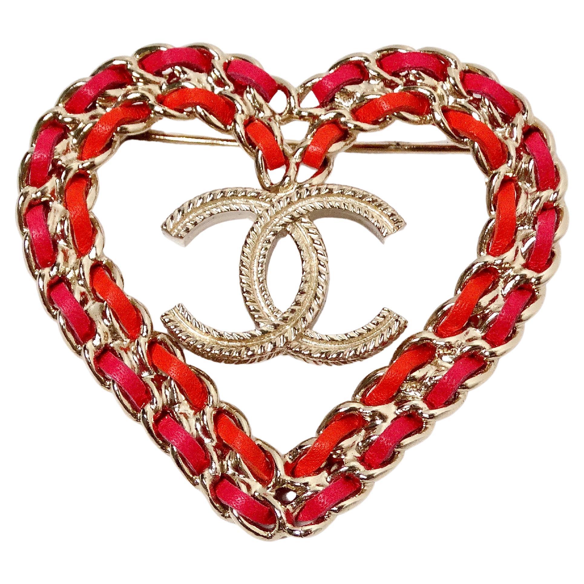Chanel Broche corazón de cuero rosa y rojo dorado 2018 en venta
