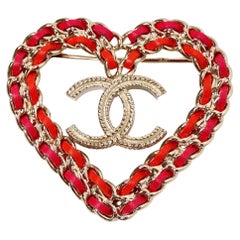 Spilla a cuore Chanel rosa e rossa in pelle dorata 2018