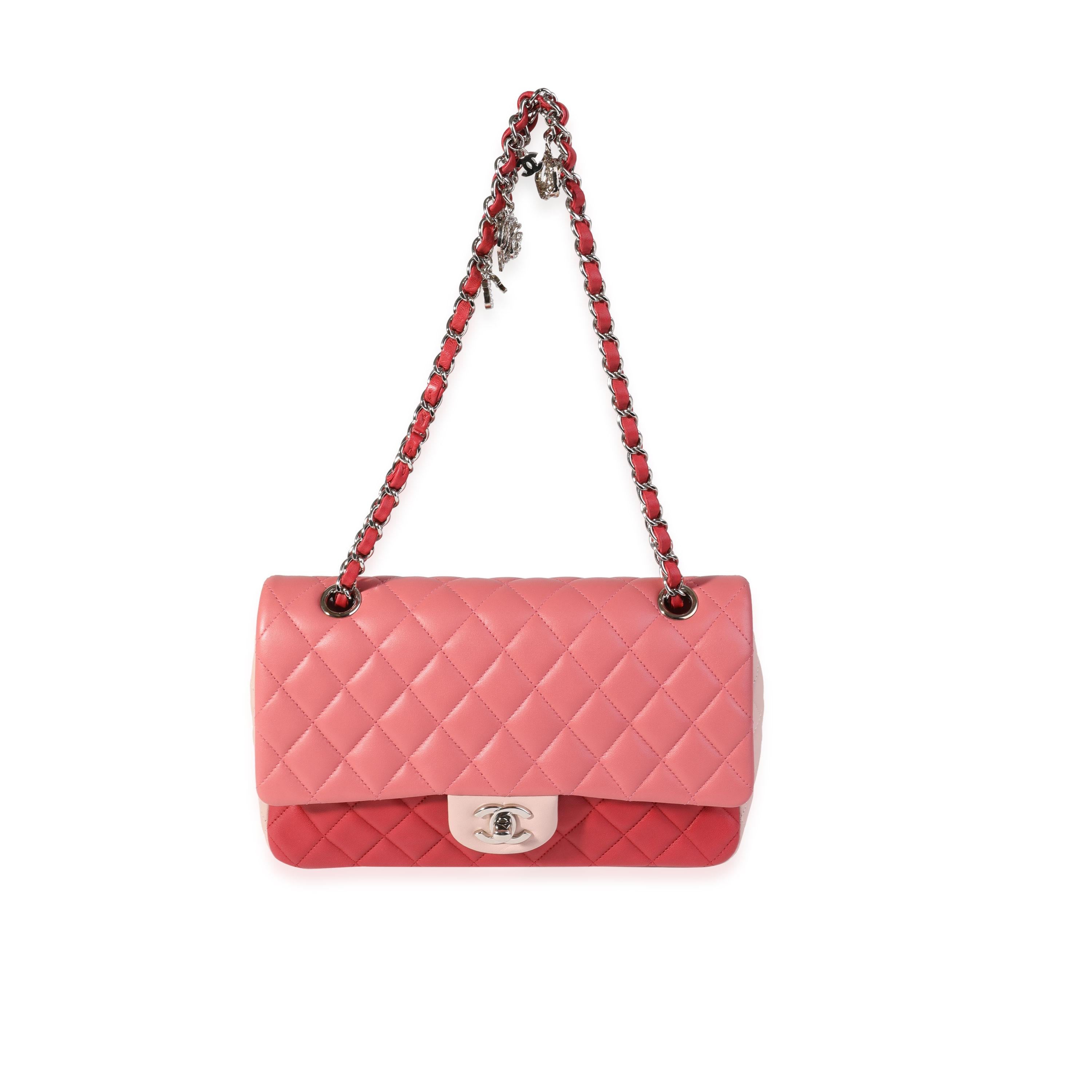 Auflistung Titel: Chanel Rosa & Rot gesteppt Lammfell Valentinstag einzelne Klappe Tasche
SKU: 121096
Zustand: Gebraucht 
Zustand der Handtasche: Sehr gut
Bemerkungen zum Zustand: Sehr guter Zustand. Leichte Abschürfungen an den Ecken. Verfärbungen