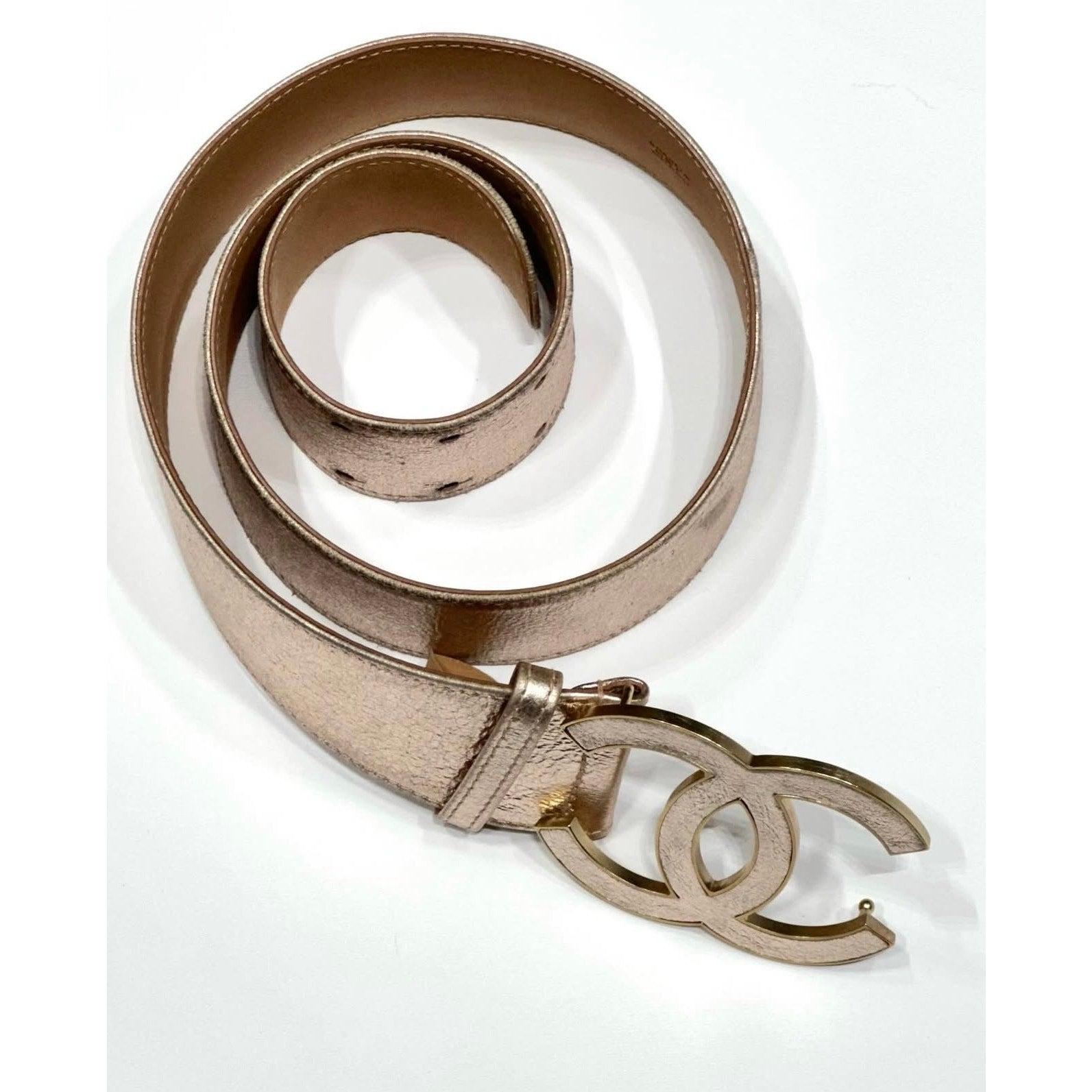 Élevez votre style avec cette authentique ceinture en cuir rose de Chanel, ornée du logo CC emblématique. En très bon état, cette ceinture est un must-have pour tout amateur de mode.

Taille : 85

État : très bon. Veuillez noter qu'une petite tache
