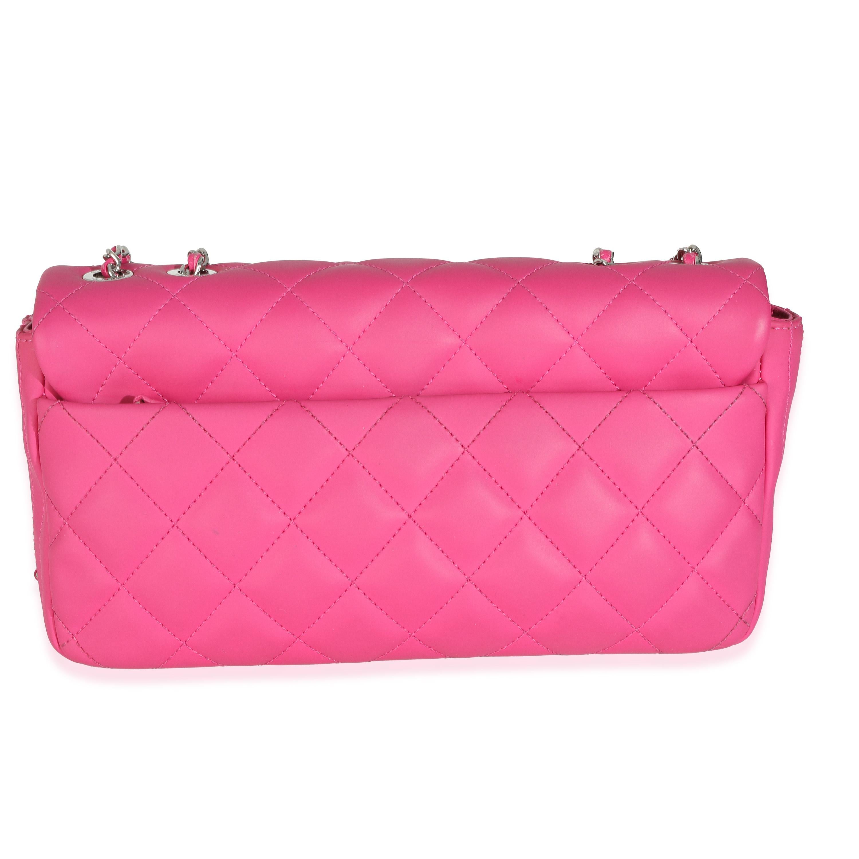 Titre du listing : Chanel - Sac à rabat Coco moyen en cuir d'agneau matelassé et caoutchouc rose
SKU : 147303
Condit : Usagé 
Description de l'état : Un classique intemporel qui ne se démode jamais, le sac à rabat de Chanel date de 1955 et a connu