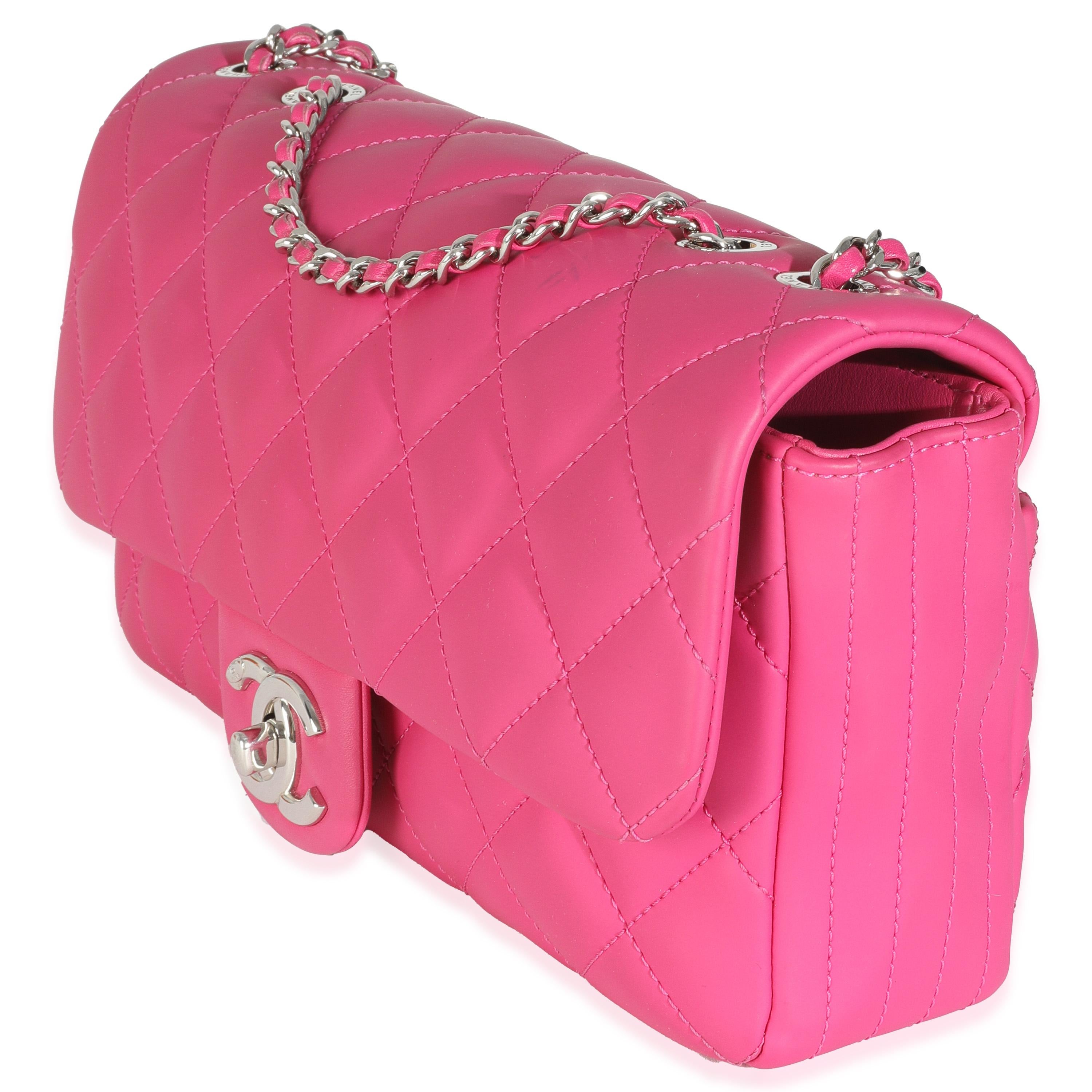 Chanel - Sac à rabat Coco Rain moyen en cuir d'agneau matelassé rose Excellent état - En vente à New York, NY