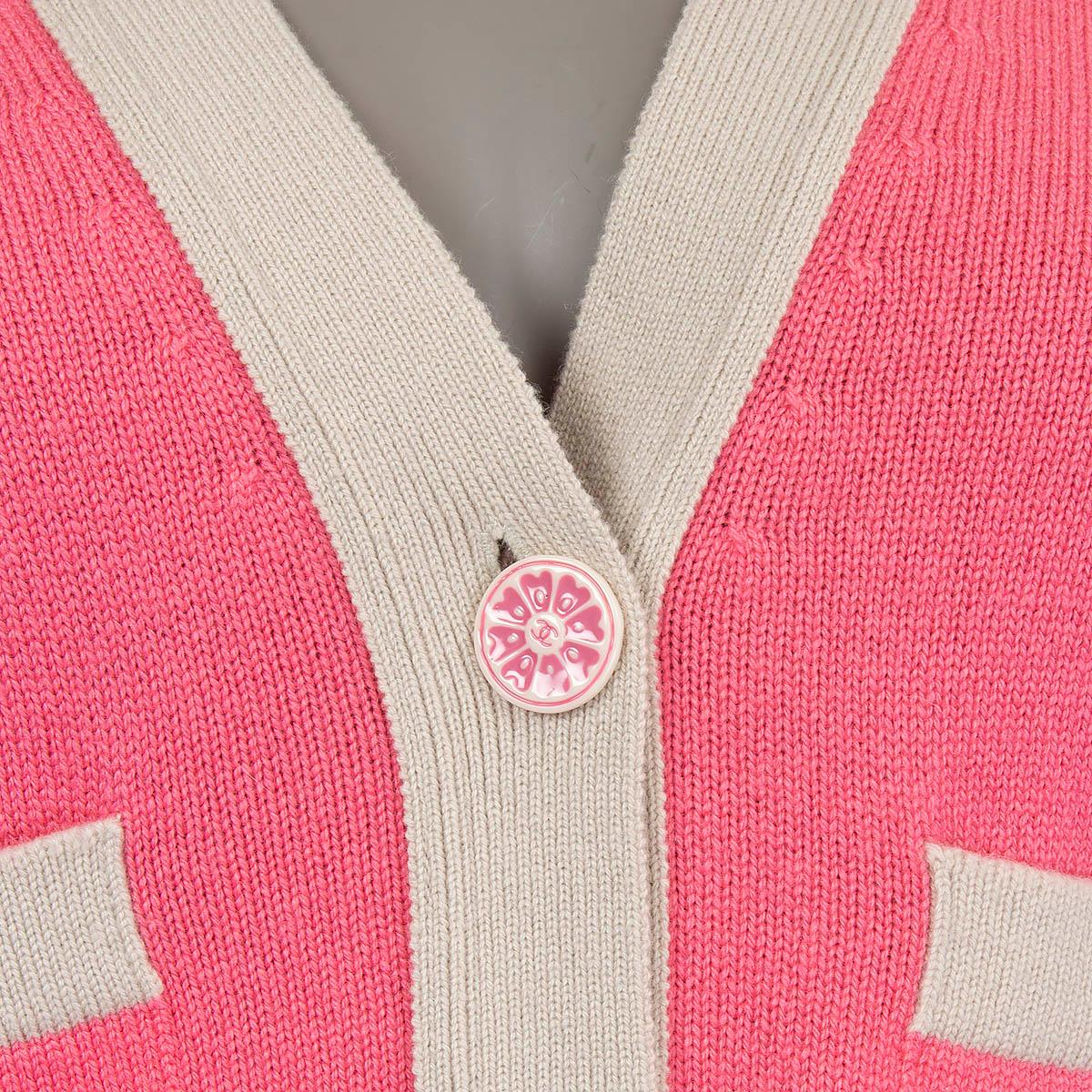 CHANEL Strickjacke aus rosa und sandfarbenem Kaschmir 2016 16C SEOUL 36 XS im Angebot 2