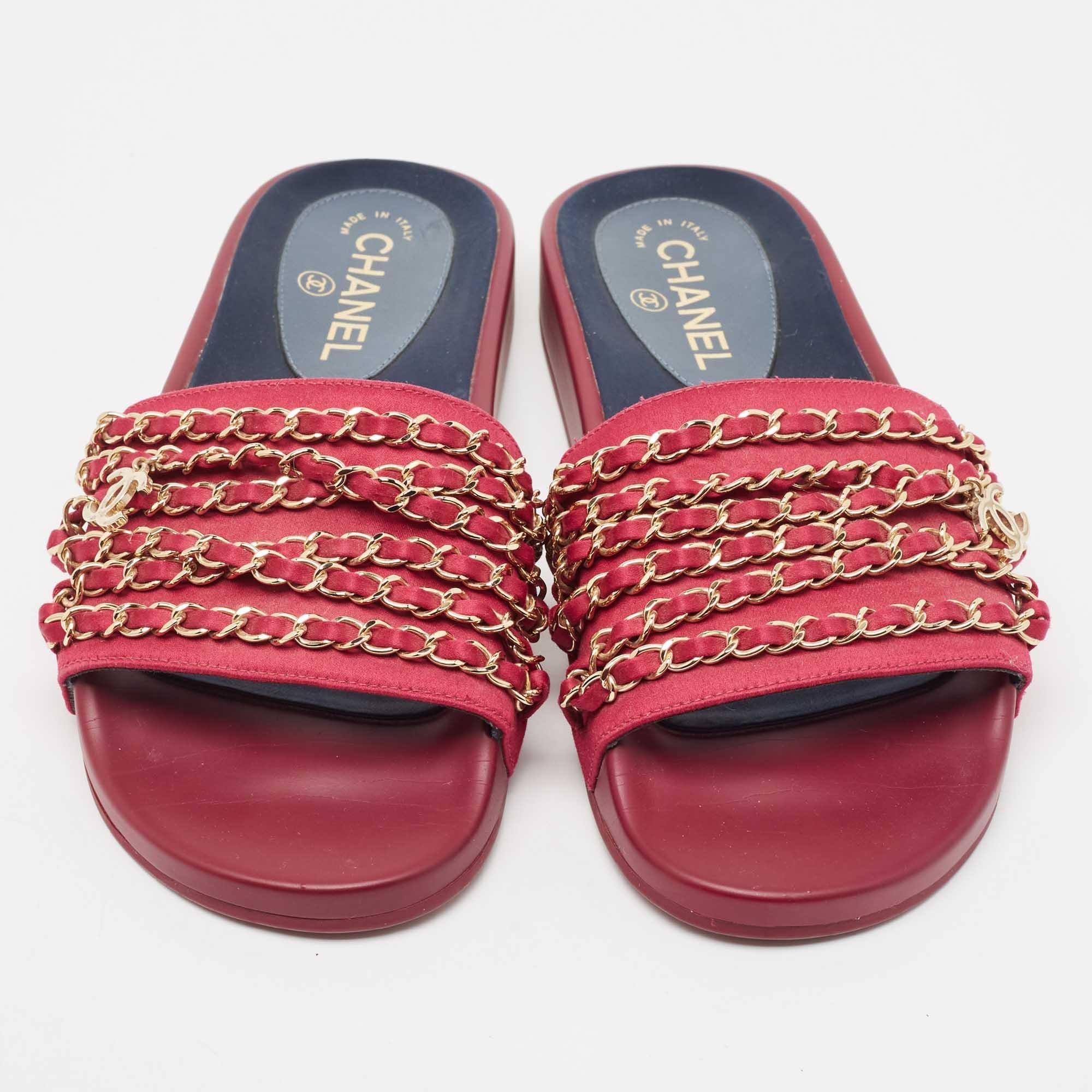 Chanel Pink Satin CC Chain Link Tropiconic Slides Size 39 In Good Condition In Dubai, Al Qouz 2