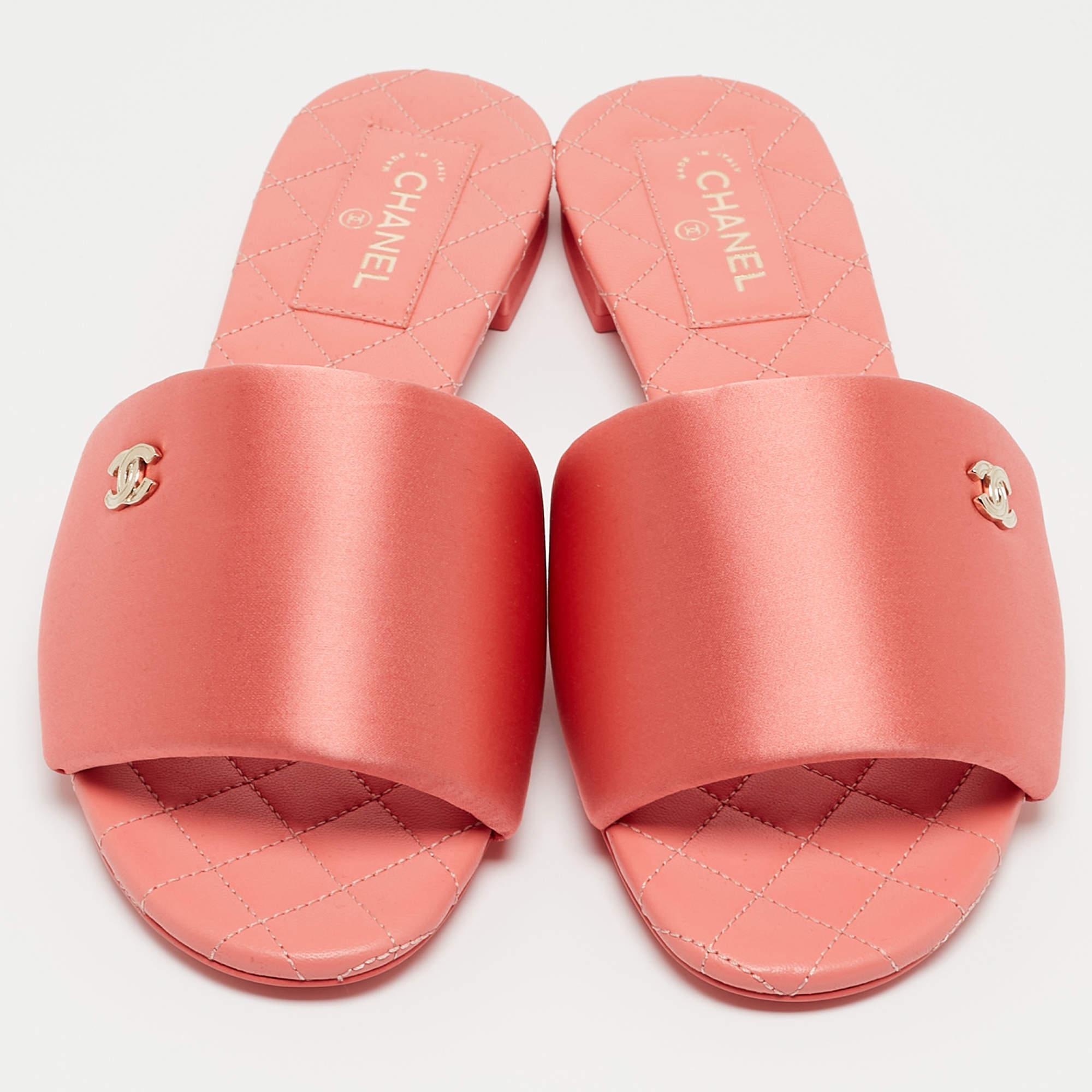 Chanel Pink Satin CC Flat Slides Size 40 In New Condition In Dubai, Al Qouz 2